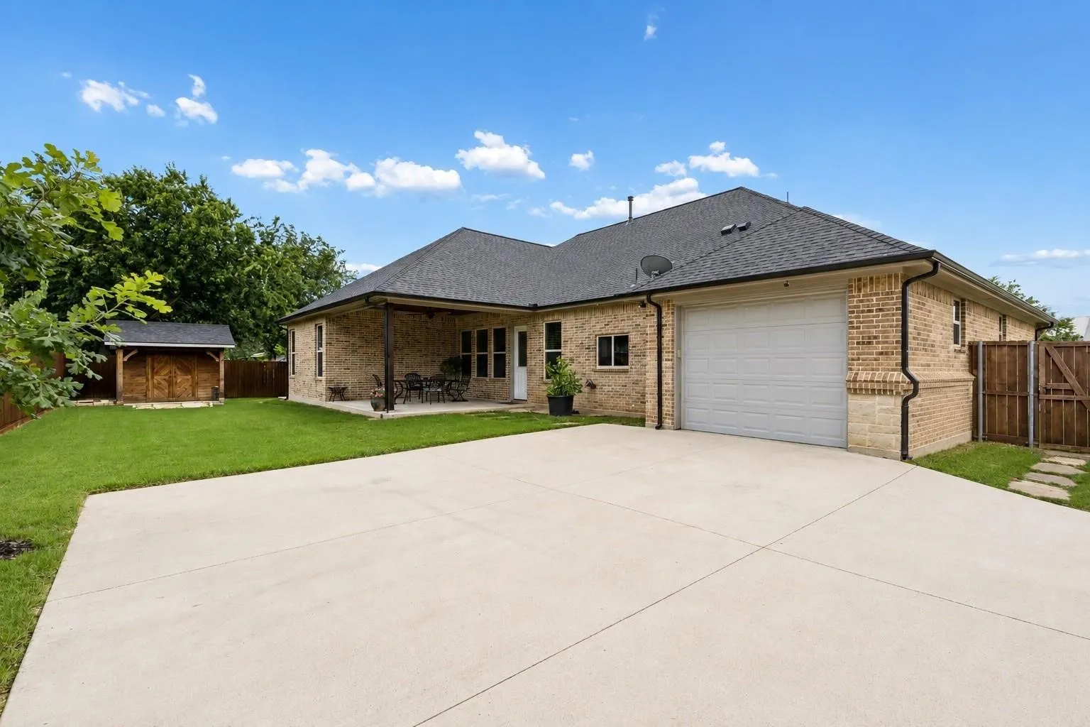 Single Family Residence For Sale in Denton County , 101 Sycamore Lane, Roanoke, Texas 76262, 3 Bedroom, 3 Bathroom, 3 Garage spaces, 2,319 Sqft, built in 2019, mls#21401415, Real Estate Agent in Roanoke, Homes For Sale in Denton county, Homes For Sale in Roanoke, Realtor in Roanoke Texas, Real Estate Brokerage Independent Realty Texas, Luminita Cordes Realtor