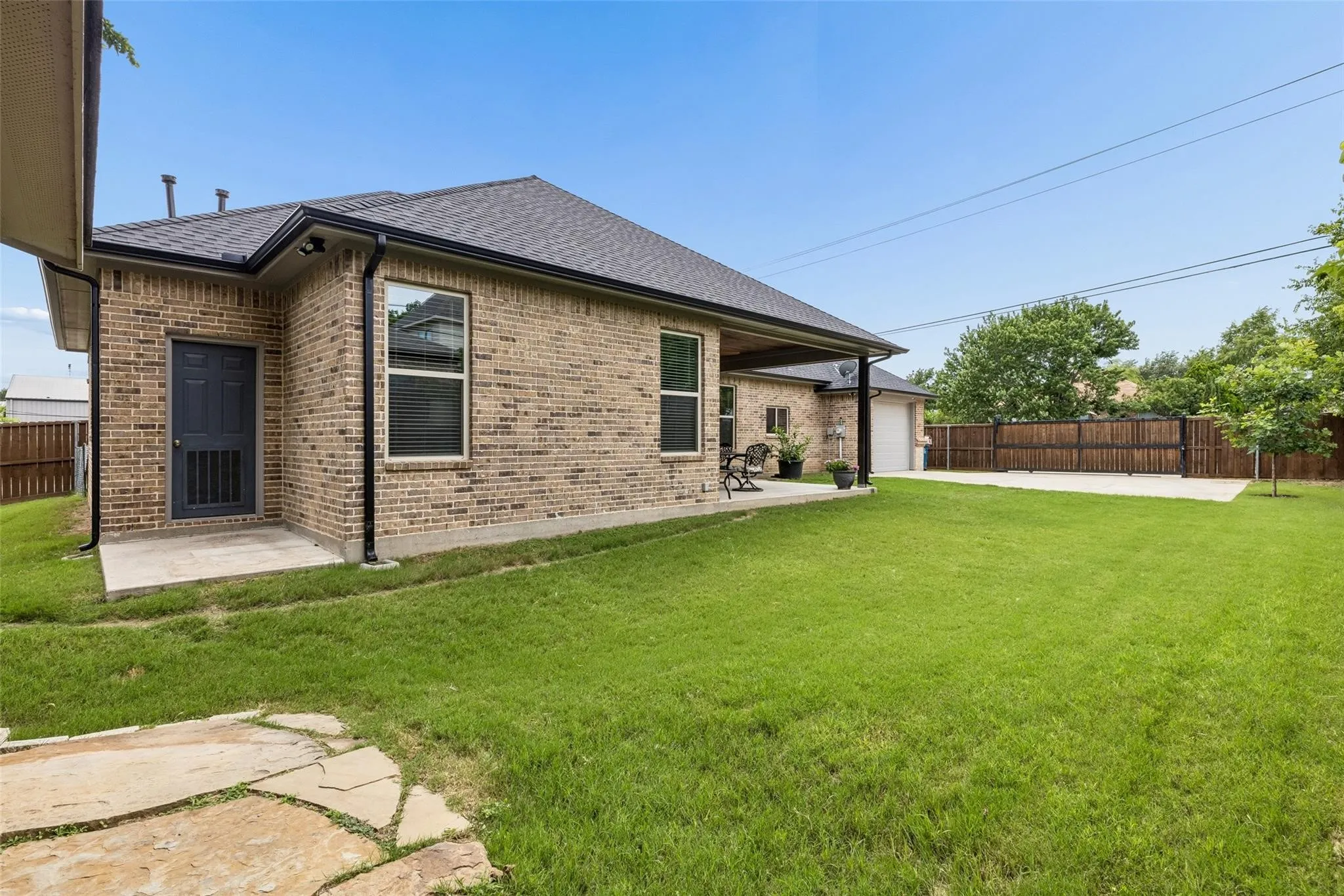 Single Family Residence For Sale in Denton County , 101 Sycamore Lane, Roanoke, Texas 76262, 3 Bedroom, 3 Bathroom, 3 Garage spaces, 2,319 Sqft, built in 2019, mls#21401415, Real Estate Agent in Roanoke, Homes For Sale in Denton county, Homes For Sale in Roanoke, Realtor in Roanoke Texas, Real Estate Brokerage Independent Realty Texas, Luminita Cordes Realtor