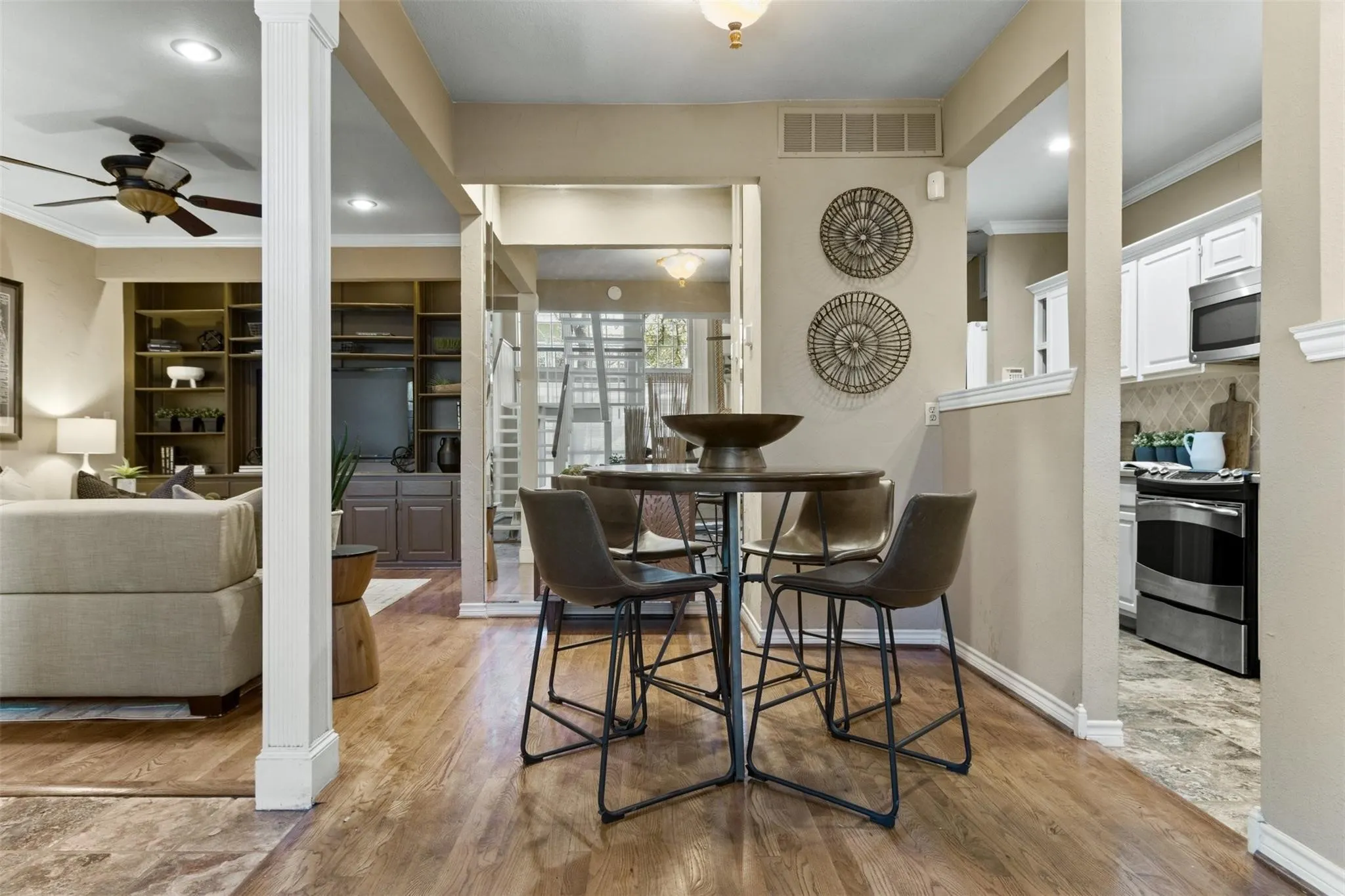 Condominium For Sale in Collin County , 6220 Bentwood Trail 1805, Dallas, Texas 75252, 2 Bedroom, 2 Bathroom, 1 Garage spaces, 971 Sqft, built in 1984, mls#21400213, Real Estate Agent in Dallas, Homes For Sale in Collin county, Homes For Sale in Dallas, Realtor in Dallas Texas, Real Estate Brokerage Independent Realty Texas, Luminita Cordes Realtor