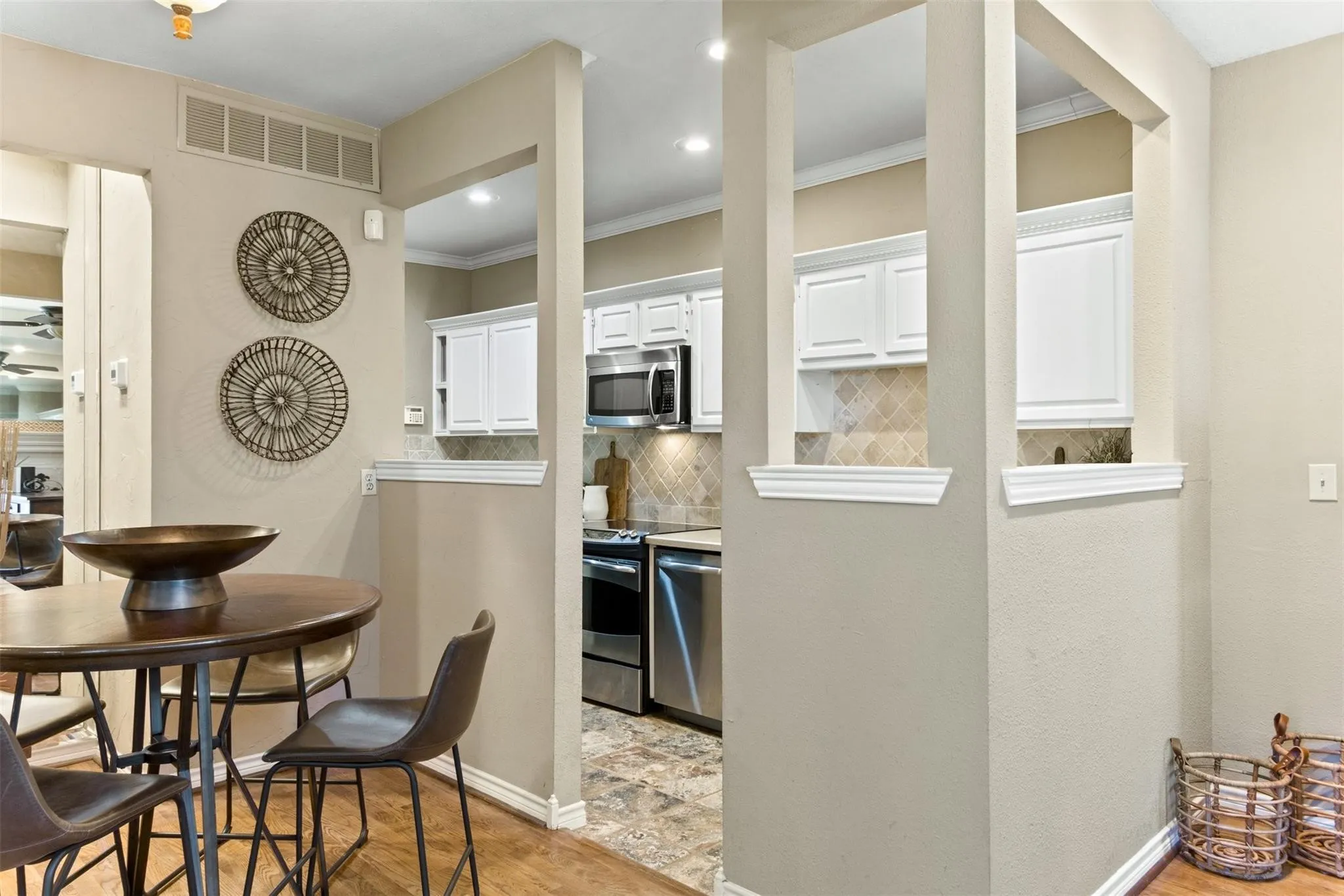 Condominium For Sale in Collin County , 6220 Bentwood Trail 1805, Dallas, Texas 75252, 2 Bedroom, 2 Bathroom, 1 Garage spaces, 971 Sqft, built in 1984, mls#21400213, Real Estate Agent in Dallas, Homes For Sale in Collin county, Homes For Sale in Dallas, Realtor in Dallas Texas, Real Estate Brokerage Independent Realty Texas, Luminita Cordes Realtor