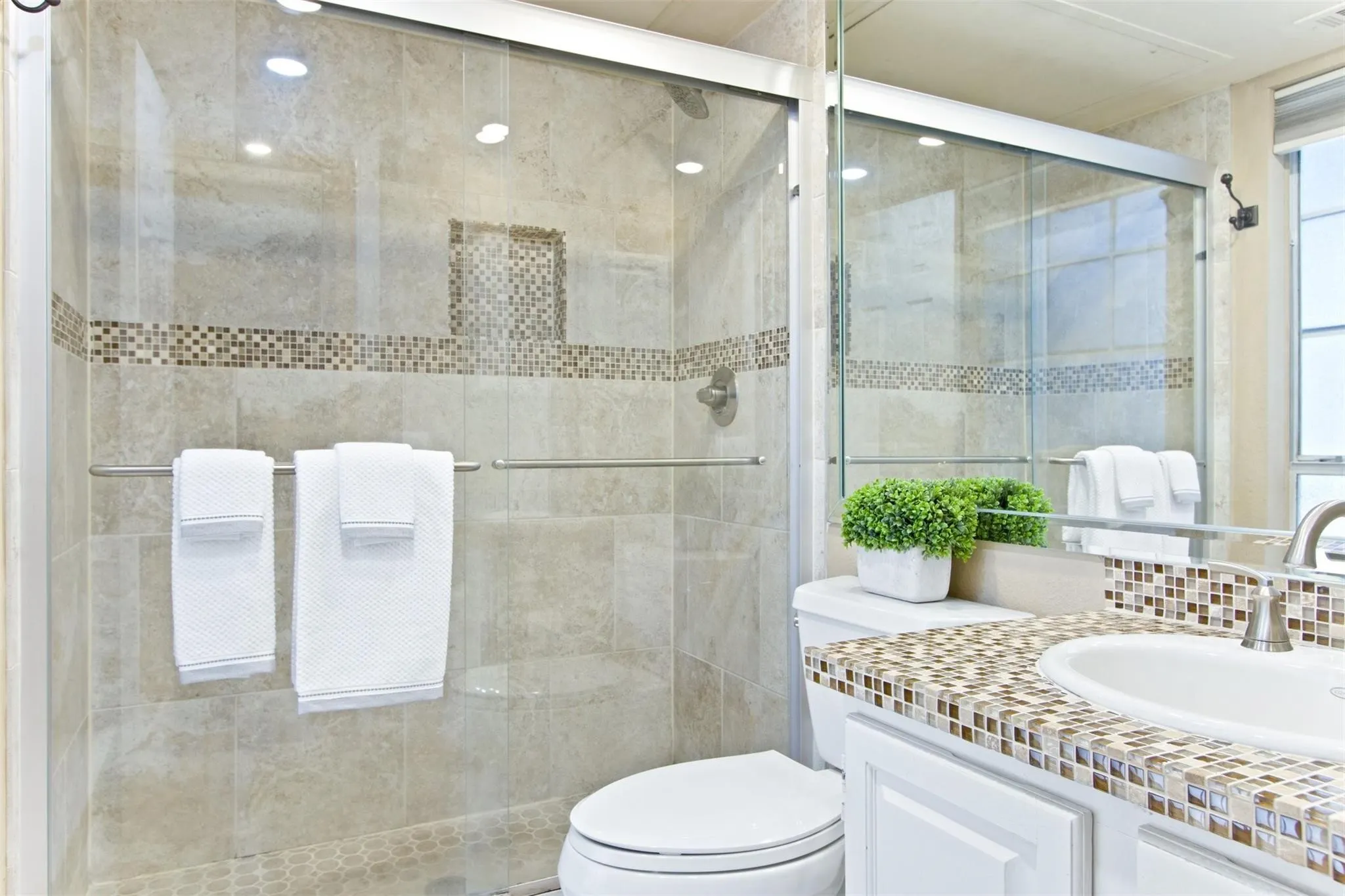 Condominium For Sale in Collin County , 6220 Bentwood Trail 1805, Dallas, Texas 75252, 2 Bedroom, 2 Bathroom, 1 Garage spaces, 971 Sqft, built in 1984, mls#21400213, Real Estate Agent in Dallas, Homes For Sale in Collin county, Homes For Sale in Dallas, Realtor in Dallas Texas, Real Estate Brokerage Independent Realty Texas, Luminita Cordes Realtor
