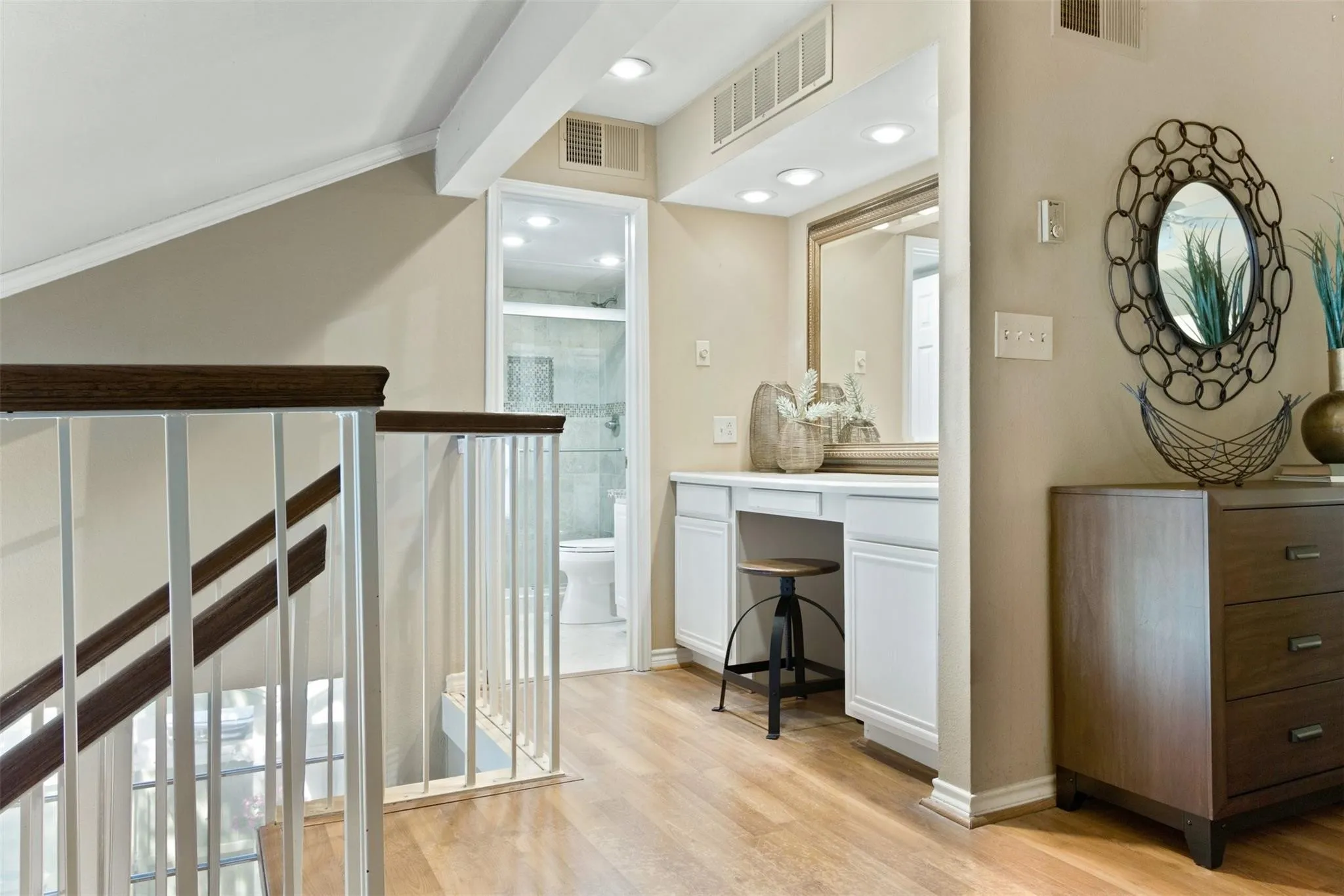 Condominium For Sale in Collin County , 6220 Bentwood Trail 1805, Dallas, Texas 75252, 2 Bedroom, 2 Bathroom, 1 Garage spaces, 971 Sqft, built in 1984, mls#21400213, Real Estate Agent in Dallas, Homes For Sale in Collin county, Homes For Sale in Dallas, Realtor in Dallas Texas, Real Estate Brokerage Independent Realty Texas, Luminita Cordes Realtor