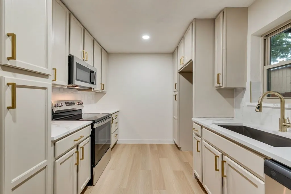 Single Family Residence For Sale in Collin County , 3357 Nottingham Lane, Plano, Texas 75074, 3 Bedroom, 2 Bathroom, 1 Garage spaces, 1,271 Sqft, built in 1972, mls#21401890, Real Estate Agent in Plano, Homes For Sale in Collin county, Homes For Sale in Plano, Realtor in Plano Texas, Real Estate Brokerage Independent Realty Texas, Luminita Cordes Realtor