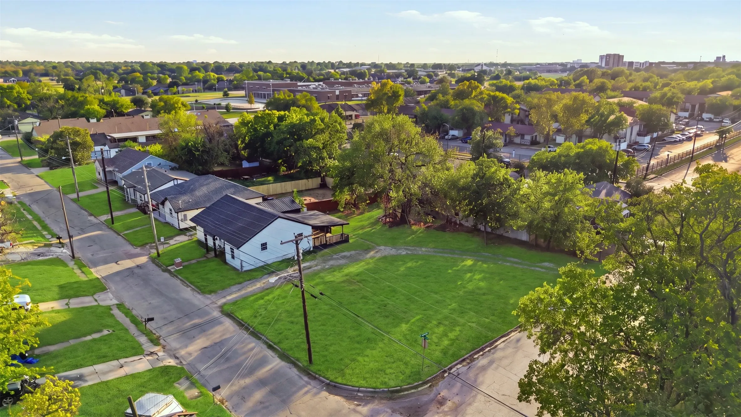 Single Family Residence For Sale in Hunt County , 4302 Roberts Street, Greenville, Texas 75401, 3 Bedroom, 3 Bathroom, Garage spaces, 1,140 Sqft, built in 1938, mls#21399591, Real Estate Agent in Greenville, Homes For Sale in Hunt county, Homes For Sale in Greenville, Realtor in Greenville Texas, Real Estate Brokerage Independent Realty Texas, Luminita Cordes Realtor
