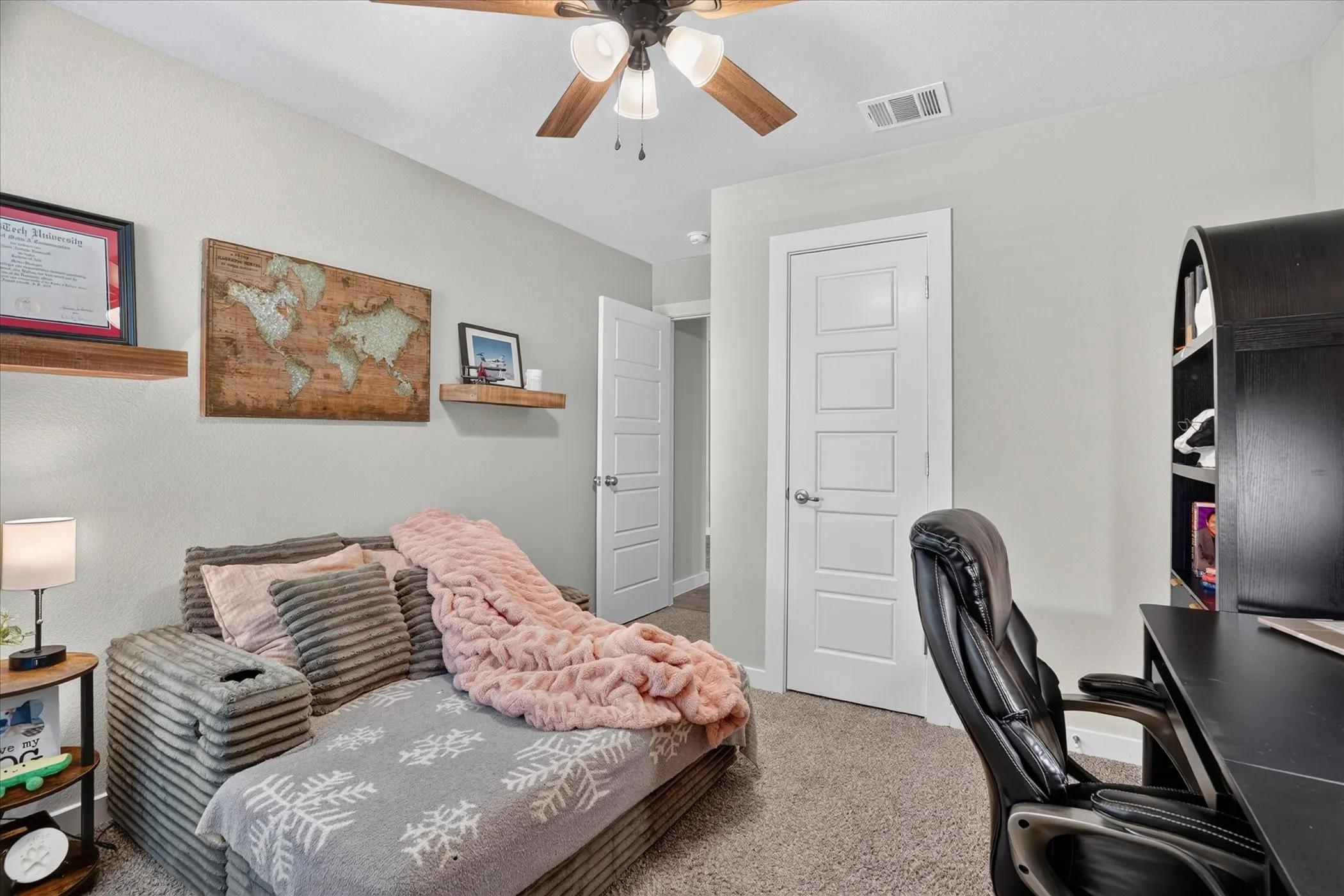 Carpeted flooring, contemporary interior doors, ceiling fan with light fixture, and floating wood shelves