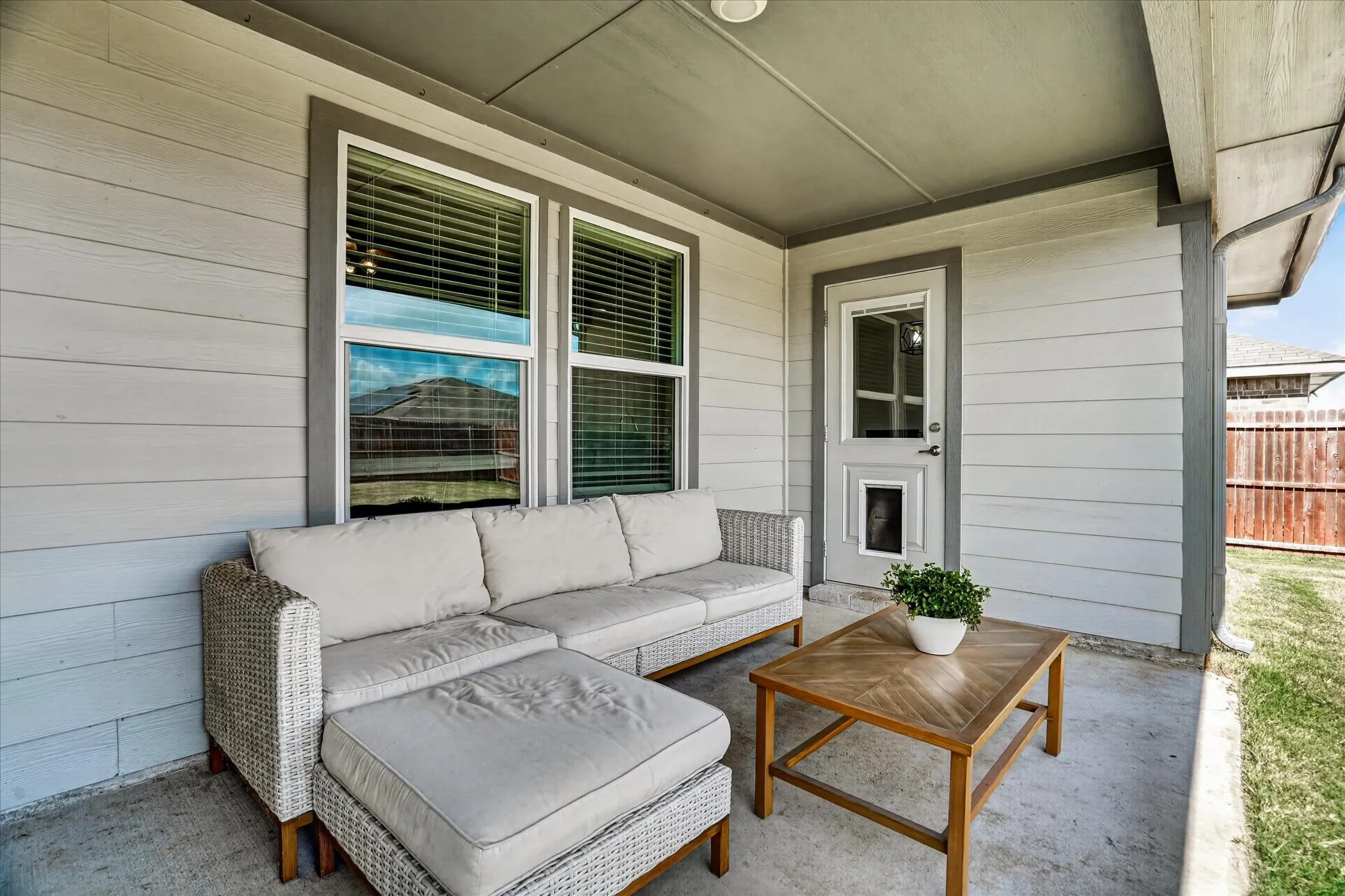 Covered patio with a concrete surface