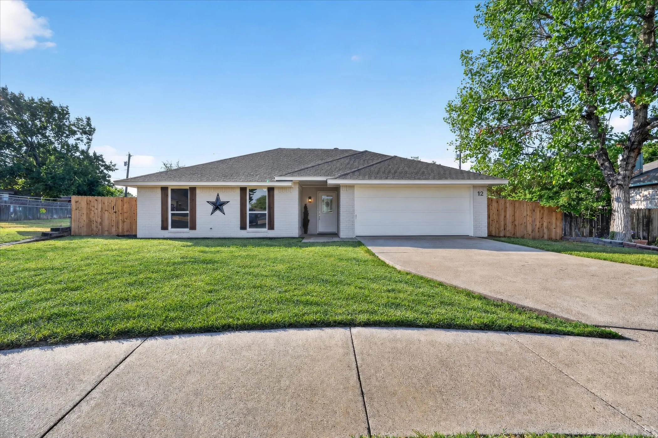 Single Family Residence For Sale in Ellis County , 12 States Avenue, Midlothian, Texas 76065, 4 Bedroom, 2 Bathroom, Garage spaces, 1,403 Sqft, built in 1985, mls#21394711, Real Estate Agent in Midlothian, Homes For Sale in Ellis county, Homes For Sale in Midlothian, Realtor in Midlothian Texas, Real Estate Brokerage Independent Realty Texas, Luminita Cordes Realtor