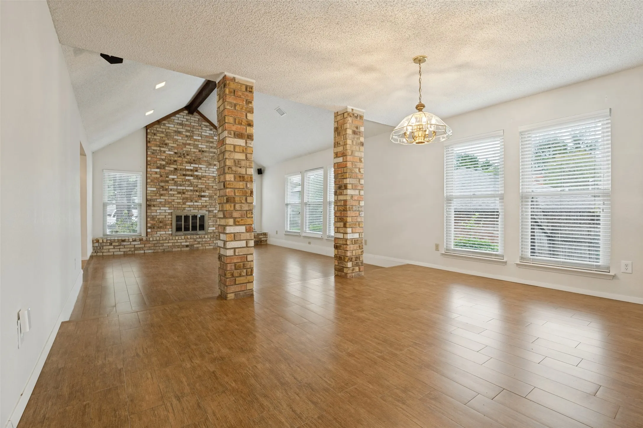Single Family Residence For Sale in Tarrant County , 5725 Trails Edge Court, Arlington, Texas 76017, 4 Bedroom, 3 Bathroom, Garage spaces, 2,929 Sqft, built in 1978, mls#21401750, Real Estate Agent in Arlington, Homes For Sale in Tarrant county, Homes For Sale in Arlington, Realtor in Arlington Texas, Real Estate Brokerage Independent Realty Texas, Luminita Cordes Realtor