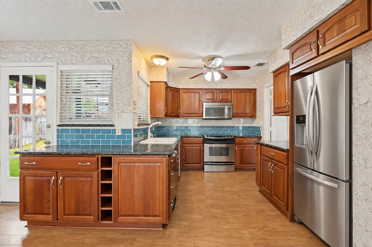 Single Family Residence For Sale in Tarrant County , 5725 Trails Edge Court, Arlington, Texas 76017, 4 Bedroom, 3 Bathroom, Garage spaces, 2,929 Sqft, built in 1978, mls#21401750, Real Estate Agent in Arlington, Homes For Sale in Tarrant county, Homes For Sale in Arlington, Realtor in Arlington Texas, Real Estate Brokerage Independent Realty Texas, Luminita Cordes Realtor