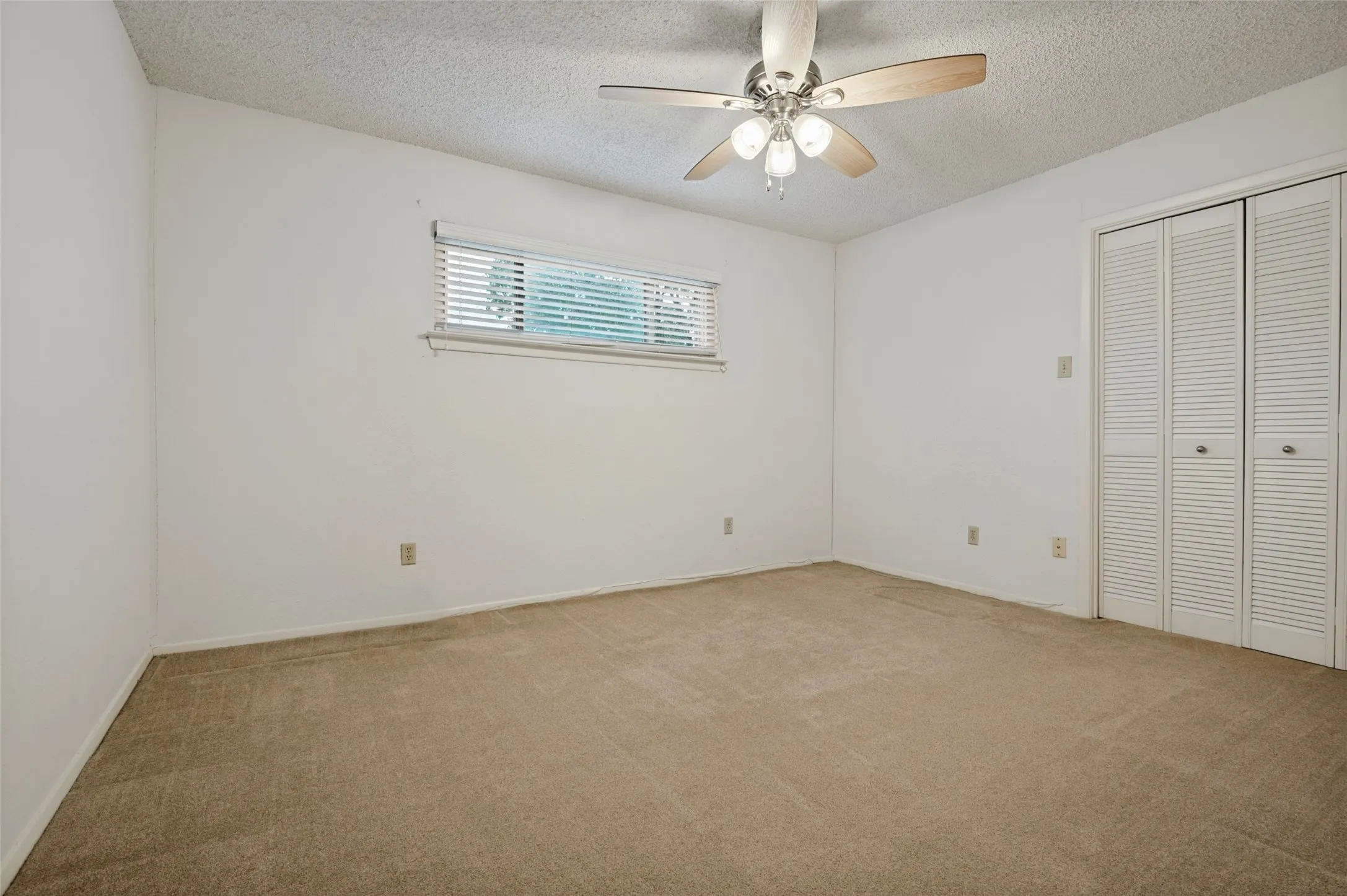 Single Family Residence For Sale in Tarrant County , 5725 Trails Edge Court, Arlington, Texas 76017, 4 Bedroom, 3 Bathroom, Garage spaces, 2,929 Sqft, built in 1978, mls#21401750, Real Estate Agent in Arlington, Homes For Sale in Tarrant county, Homes For Sale in Arlington, Realtor in Arlington Texas, Real Estate Brokerage Independent Realty Texas, Luminita Cordes Realtor