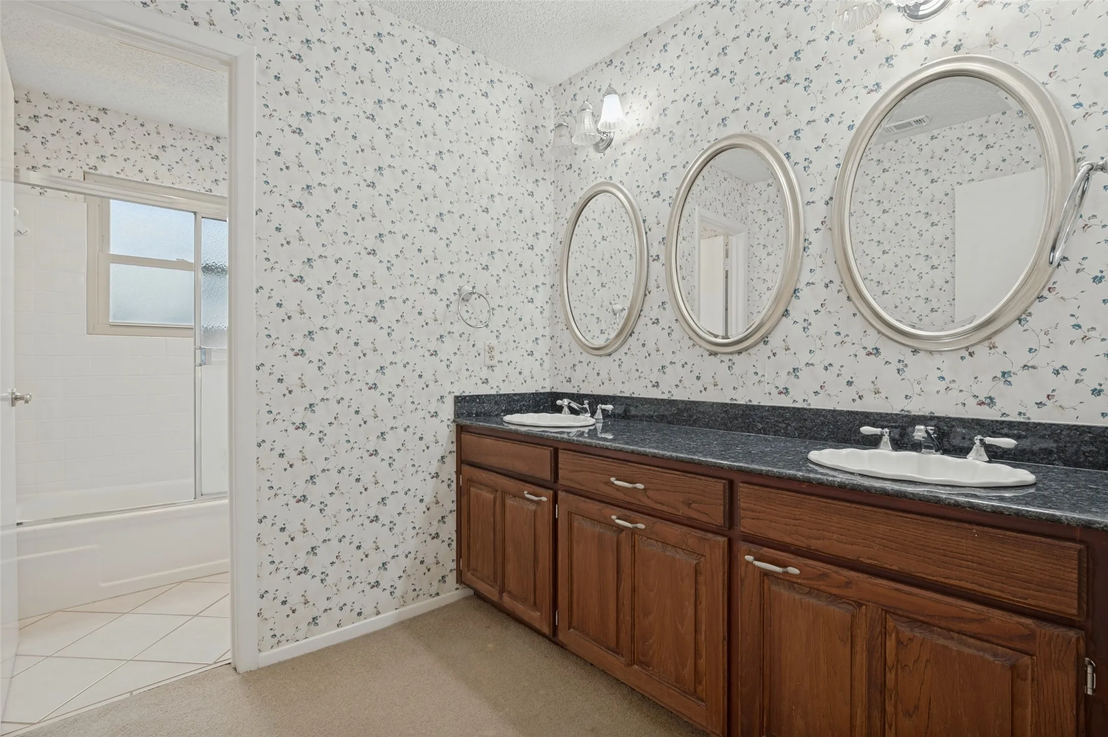 Single Family Residence For Sale in Tarrant County , 5725 Trails Edge Court, Arlington, Texas 76017, 4 Bedroom, 3 Bathroom, Garage spaces, 2,929 Sqft, built in 1978, mls#21401750, Real Estate Agent in Arlington, Homes For Sale in Tarrant county, Homes For Sale in Arlington, Realtor in Arlington Texas, Real Estate Brokerage Independent Realty Texas, Luminita Cordes Realtor
