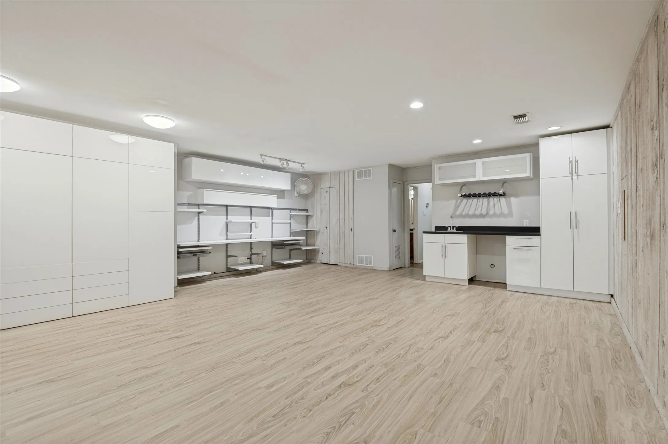 Single Family Residence For Sale in Tarrant County , 5725 Trails Edge Court, Arlington, Texas 76017, 4 Bedroom, 3 Bathroom, Garage spaces, 2,929 Sqft, built in 1978, mls#21401750, Real Estate Agent in Arlington, Homes For Sale in Tarrant county, Homes For Sale in Arlington, Realtor in Arlington Texas, Real Estate Brokerage Independent Realty Texas, Luminita Cordes Realtor