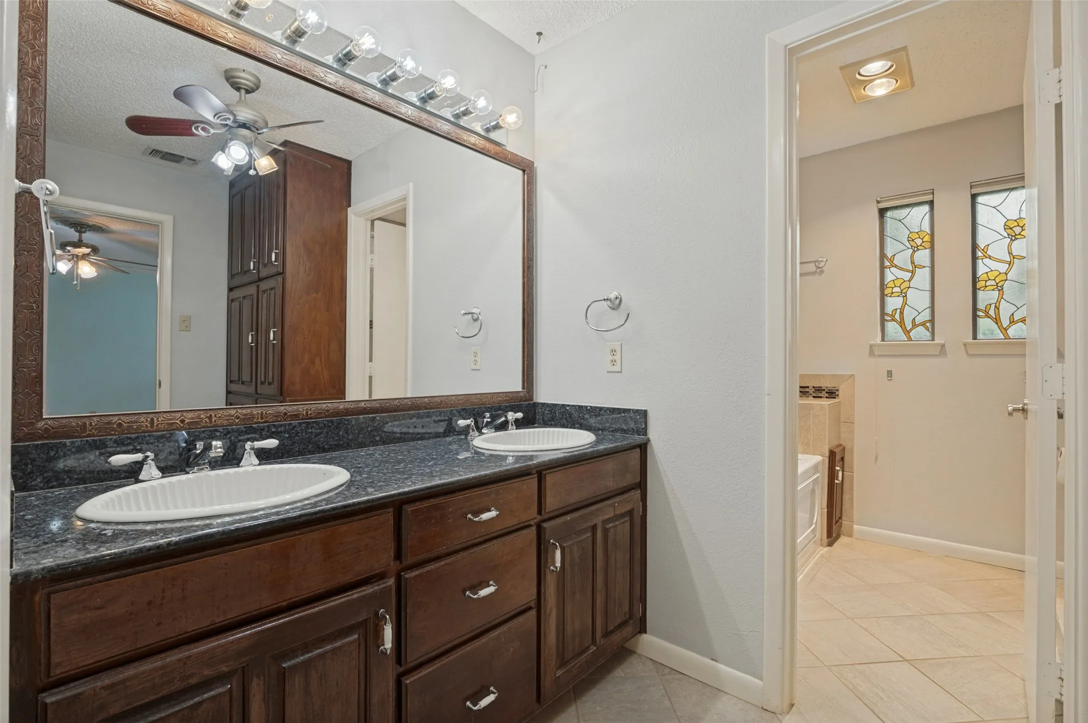 Single Family Residence For Sale in Tarrant County , 5725 Trails Edge Court, Arlington, Texas 76017, 4 Bedroom, 3 Bathroom, Garage spaces, 2,929 Sqft, built in 1978, mls#21401750, Real Estate Agent in Arlington, Homes For Sale in Tarrant county, Homes For Sale in Arlington, Realtor in Arlington Texas, Real Estate Brokerage Independent Realty Texas, Luminita Cordes Realtor