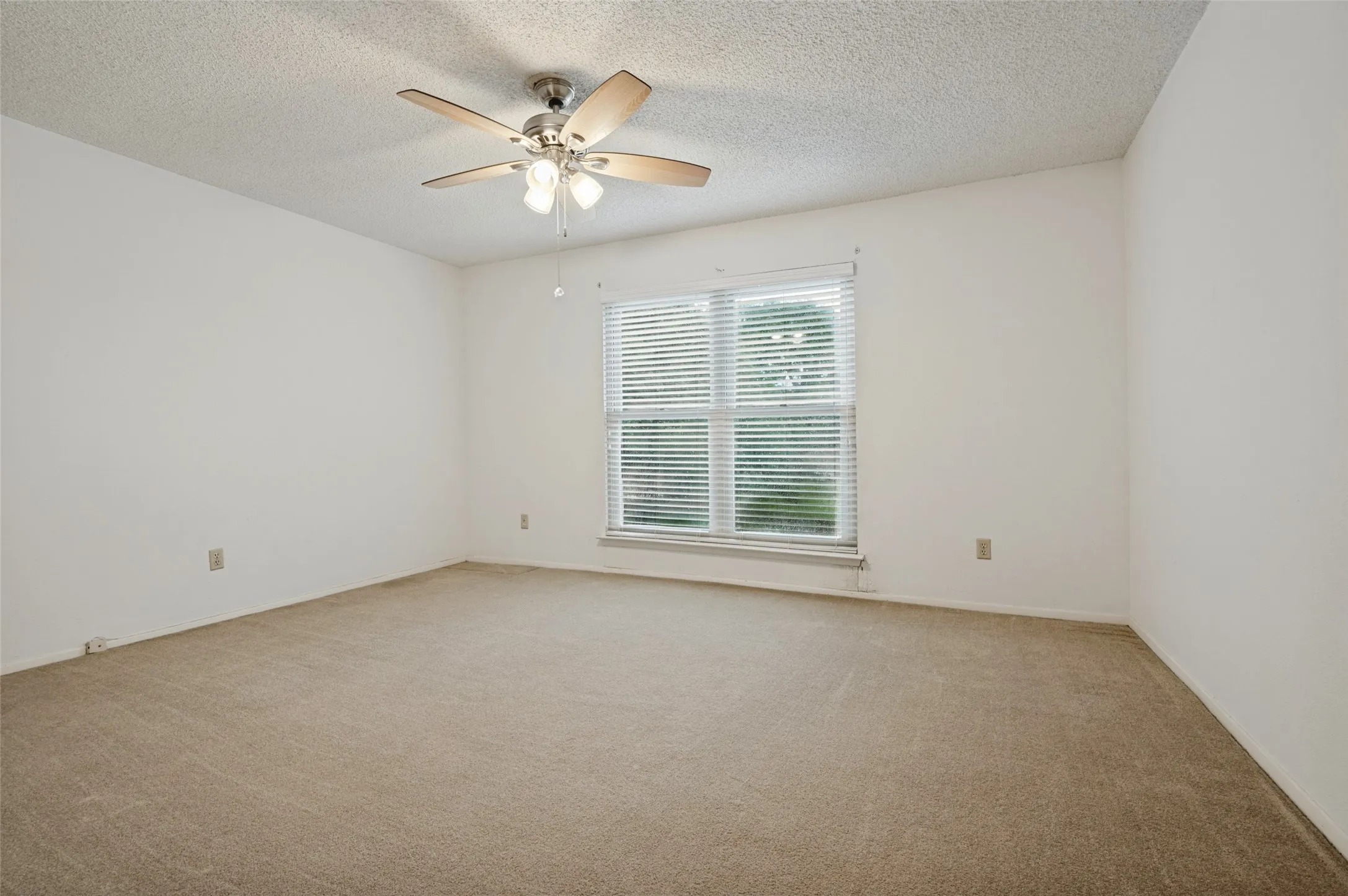 Single Family Residence For Sale in Tarrant County , 5725 Trails Edge Court, Arlington, Texas 76017, 4 Bedroom, 3 Bathroom, Garage spaces, 2,929 Sqft, built in 1978, mls#21401750, Real Estate Agent in Arlington, Homes For Sale in Tarrant county, Homes For Sale in Arlington, Realtor in Arlington Texas, Real Estate Brokerage Independent Realty Texas, Luminita Cordes Realtor