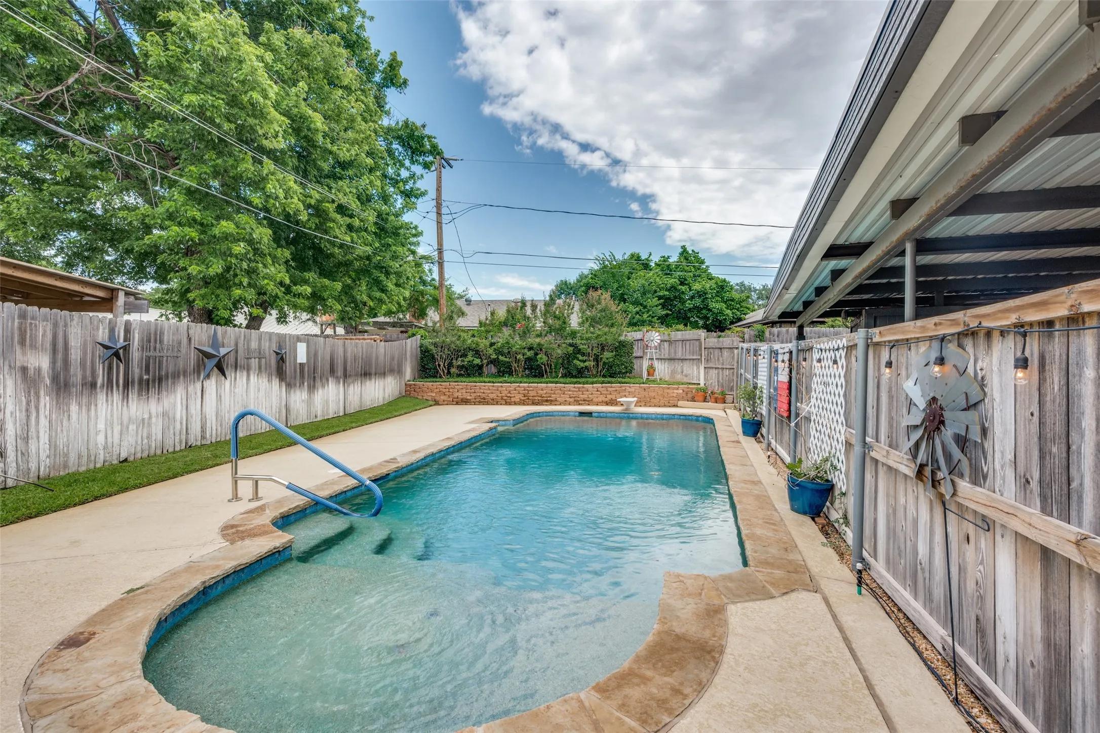 Single Family Residence For Sale in Tarrant County , 5725 Trails Edge Court, Arlington, Texas 76017, 4 Bedroom, 3 Bathroom, Garage spaces, 2,929 Sqft, built in 1978, mls#21401750, Real Estate Agent in Arlington, Homes For Sale in Tarrant county, Homes For Sale in Arlington, Realtor in Arlington Texas, Real Estate Brokerage Independent Realty Texas, Luminita Cordes Realtor