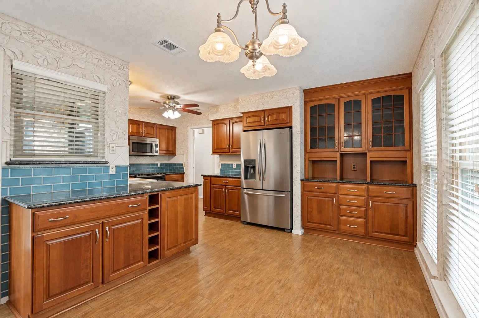 Single Family Residence For Sale in Tarrant County , 5725 Trails Edge Court, Arlington, Texas 76017, 4 Bedroom, 3 Bathroom, Garage spaces, 2,929 Sqft, built in 1978, mls#21401750, Real Estate Agent in Arlington, Homes For Sale in Tarrant county, Homes For Sale in Arlington, Realtor in Arlington Texas, Real Estate Brokerage Independent Realty Texas, Luminita Cordes Realtor