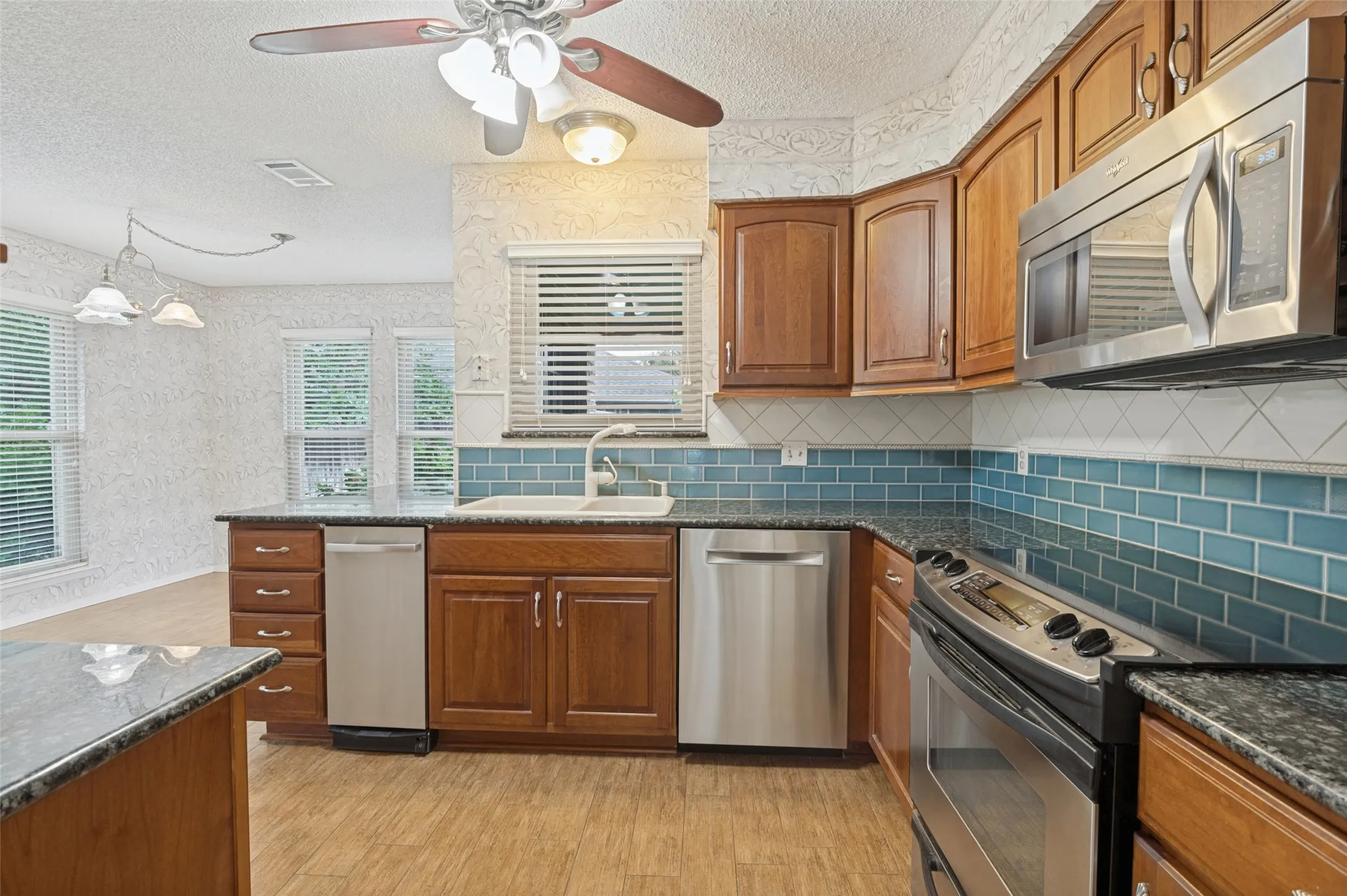 Single Family Residence For Sale in Tarrant County , 5725 Trails Edge Court, Arlington, Texas 76017, 4 Bedroom, 3 Bathroom, Garage spaces, 2,929 Sqft, built in 1978, mls#21401750, Real Estate Agent in Arlington, Homes For Sale in Tarrant county, Homes For Sale in Arlington, Realtor in Arlington Texas, Real Estate Brokerage Independent Realty Texas, Luminita Cordes Realtor