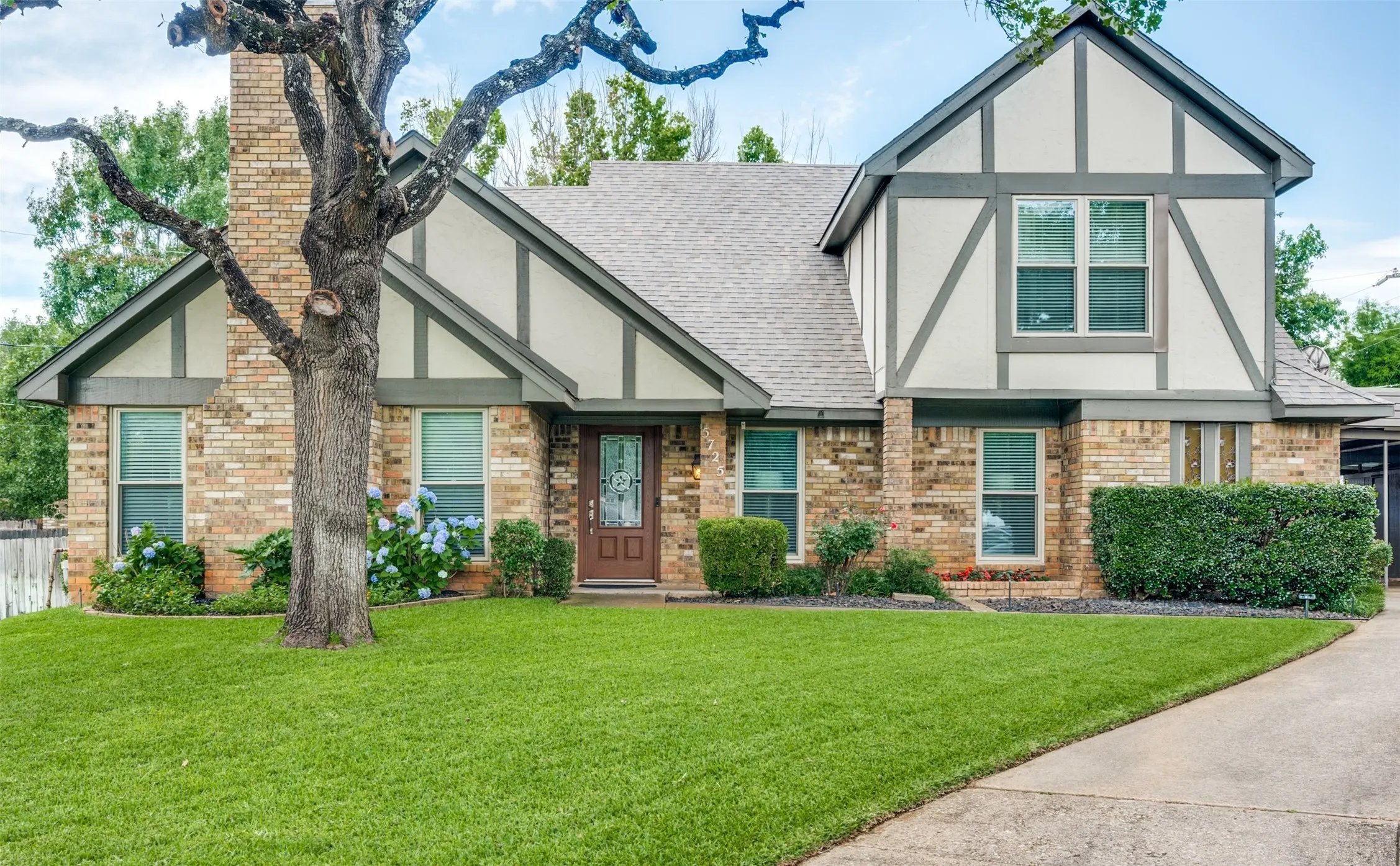 Single Family Residence For Sale in Tarrant County , 5725 Trails Edge Court, Arlington, Texas 76017, 4 Bedroom, 3 Bathroom, Garage spaces, 2,929 Sqft, built in 1978, mls#21401750, Real Estate Agent in Arlington, Homes For Sale in Tarrant county, Homes For Sale in Arlington, Realtor in Arlington Texas, Real Estate Brokerage Independent Realty Texas, Luminita Cordes Realtor