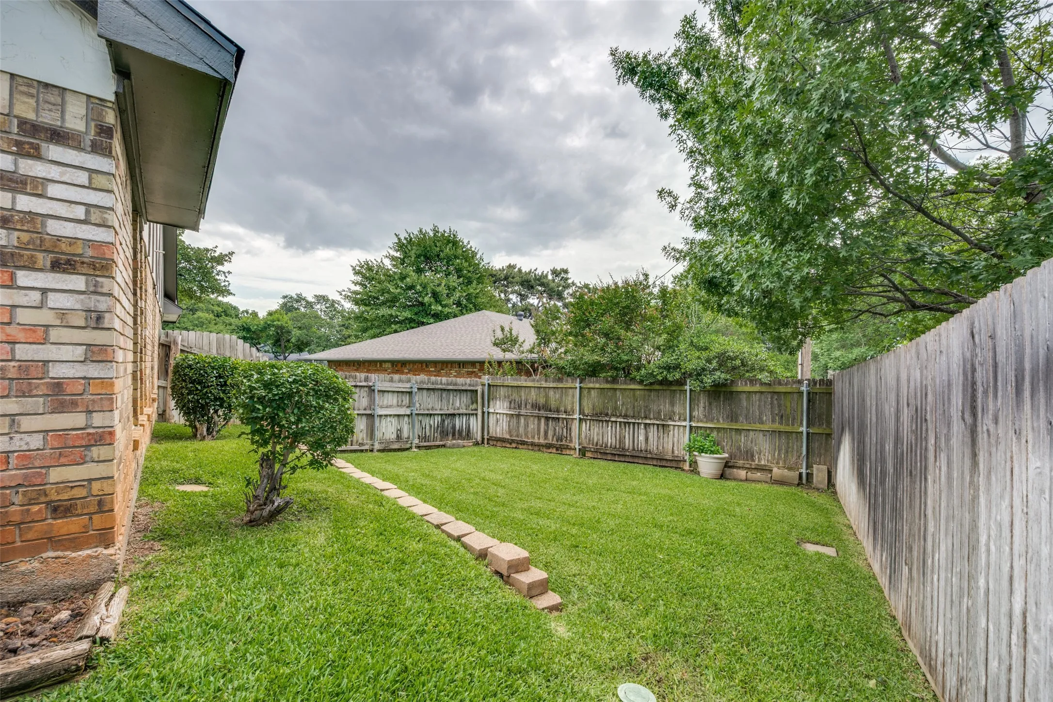 Single Family Residence For Sale in Tarrant County , 5725 Trails Edge Court, Arlington, Texas 76017, 4 Bedroom, 3 Bathroom, Garage spaces, 2,929 Sqft, built in 1978, mls#21401750, Real Estate Agent in Arlington, Homes For Sale in Tarrant county, Homes For Sale in Arlington, Realtor in Arlington Texas, Real Estate Brokerage Independent Realty Texas, Luminita Cordes Realtor