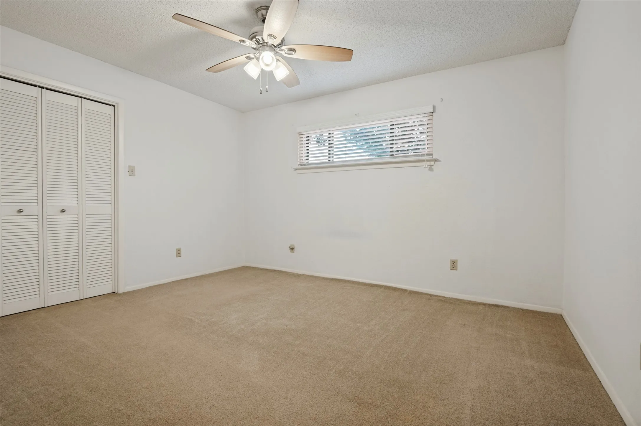 Single Family Residence For Sale in Tarrant County , 5725 Trails Edge Court, Arlington, Texas 76017, 4 Bedroom, 3 Bathroom, Garage spaces, 2,929 Sqft, built in 1978, mls#21401750, Real Estate Agent in Arlington, Homes For Sale in Tarrant county, Homes For Sale in Arlington, Realtor in Arlington Texas, Real Estate Brokerage Independent Realty Texas, Luminita Cordes Realtor