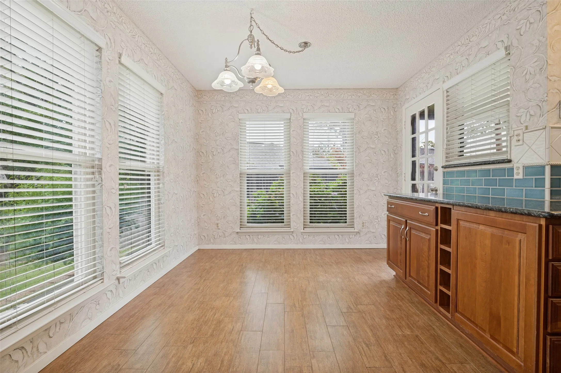 Single Family Residence For Sale in Tarrant County , 5725 Trails Edge Court, Arlington, Texas 76017, 4 Bedroom, 3 Bathroom, Garage spaces, 2,929 Sqft, built in 1978, mls#21401750, Real Estate Agent in Arlington, Homes For Sale in Tarrant county, Homes For Sale in Arlington, Realtor in Arlington Texas, Real Estate Brokerage Independent Realty Texas, Luminita Cordes Realtor