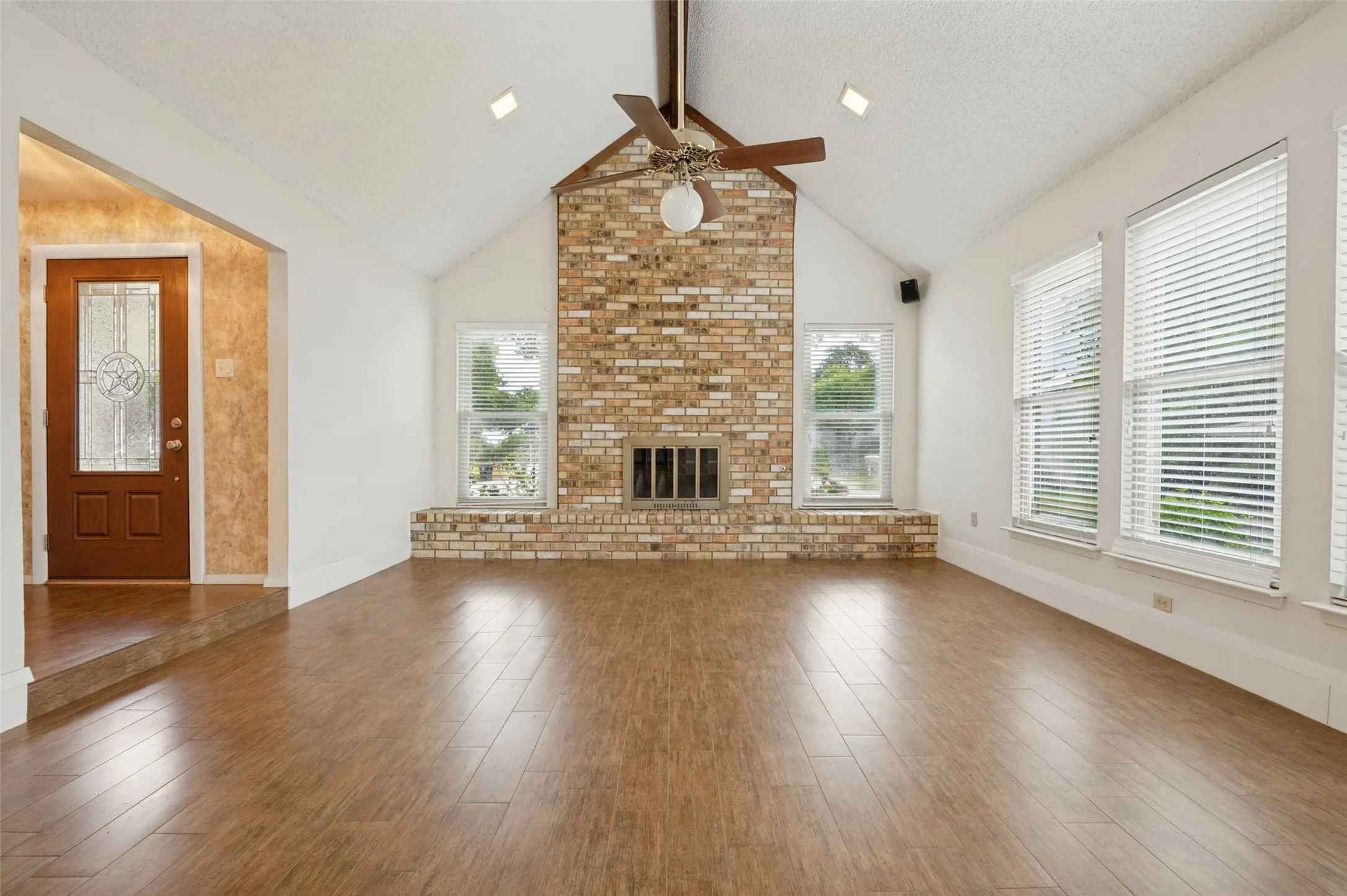Single Family Residence For Sale in Tarrant County , 5725 Trails Edge Court, Arlington, Texas 76017, 4 Bedroom, 3 Bathroom, Garage spaces, 2,929 Sqft, built in 1978, mls#21401750, Real Estate Agent in Arlington, Homes For Sale in Tarrant county, Homes For Sale in Arlington, Realtor in Arlington Texas, Real Estate Brokerage Independent Realty Texas, Luminita Cordes Realtor