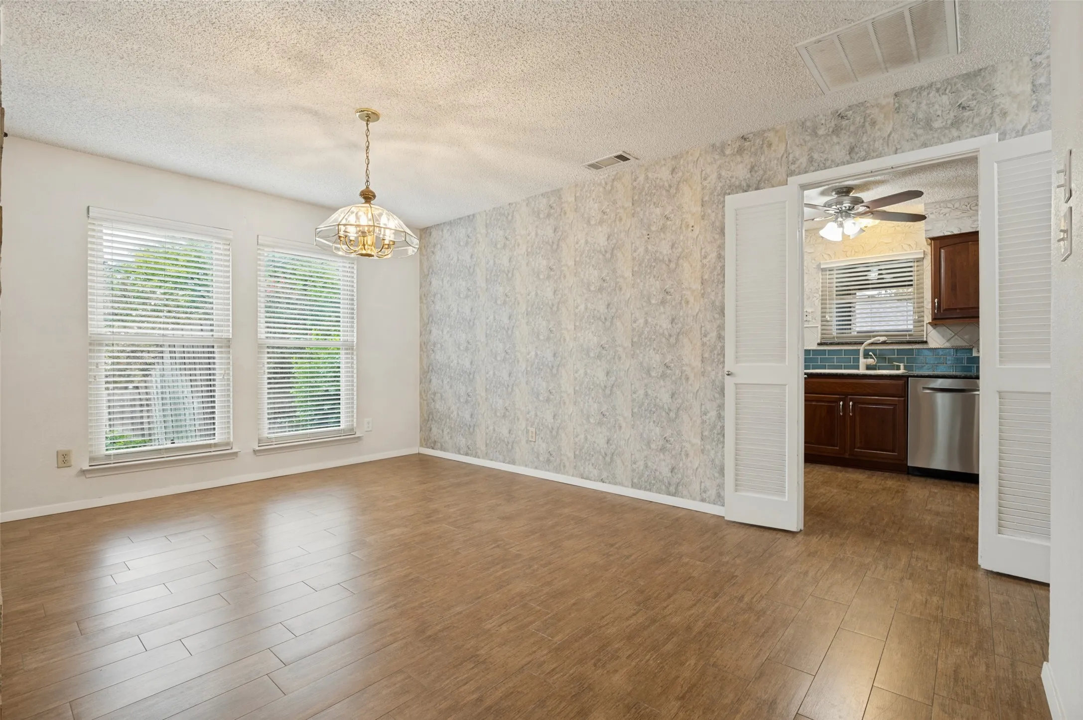 Single Family Residence For Sale in Tarrant County , 5725 Trails Edge Court, Arlington, Texas 76017, 4 Bedroom, 3 Bathroom, Garage spaces, 2,929 Sqft, built in 1978, mls#21401750, Real Estate Agent in Arlington, Homes For Sale in Tarrant county, Homes For Sale in Arlington, Realtor in Arlington Texas, Real Estate Brokerage Independent Realty Texas, Luminita Cordes Realtor