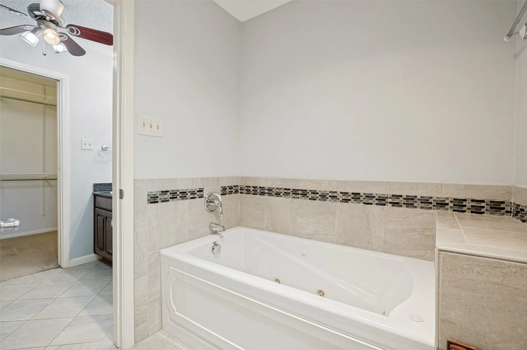 Single Family Residence For Sale in Tarrant County , 5725 Trails Edge Court, Arlington, Texas 76017, 4 Bedroom, 3 Bathroom, Garage spaces, 2,929 Sqft, built in 1978, mls#21401750, Real Estate Agent in Arlington, Homes For Sale in Tarrant county, Homes For Sale in Arlington, Realtor in Arlington Texas, Real Estate Brokerage Independent Realty Texas, Luminita Cordes Realtor