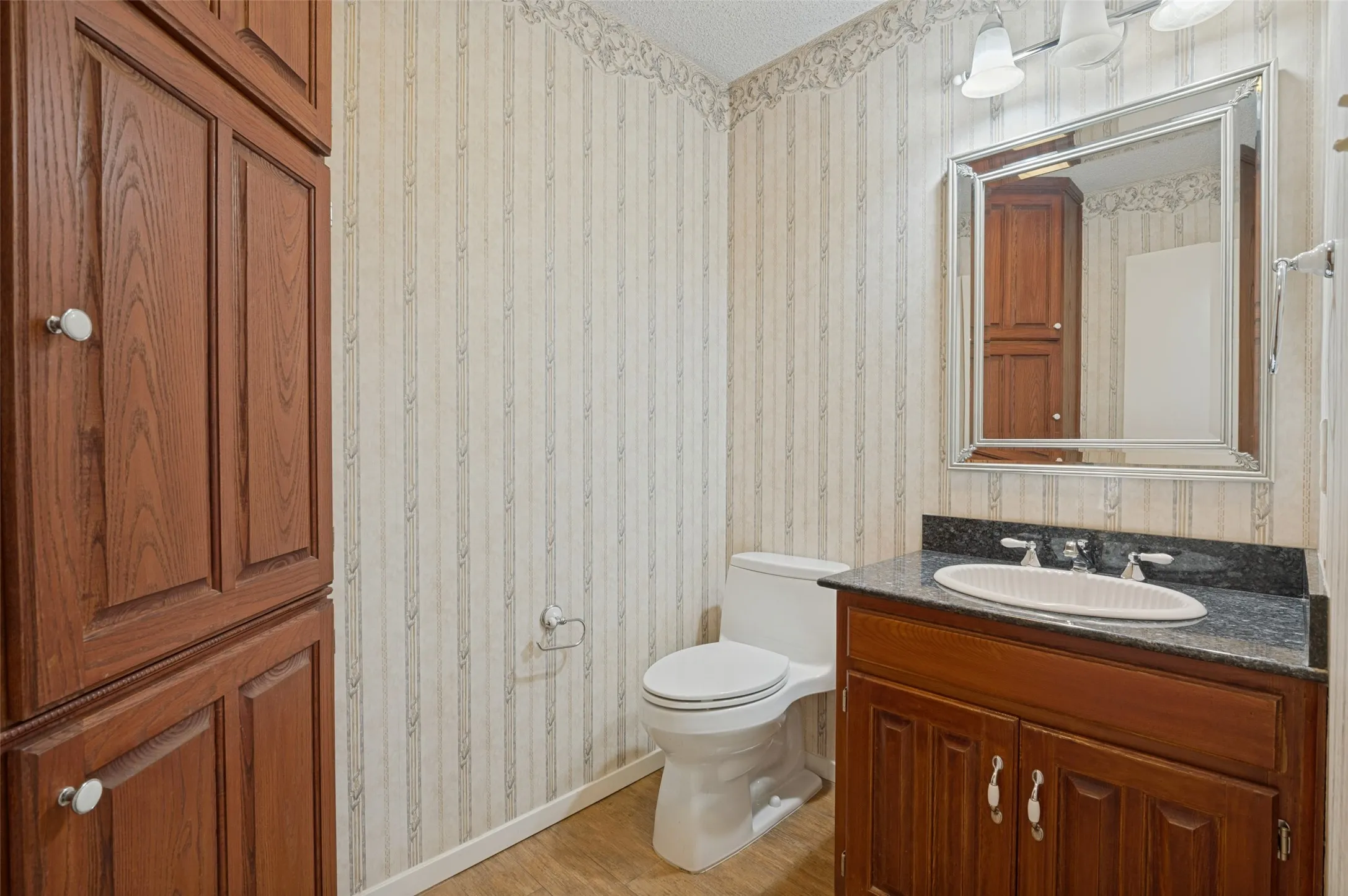 Single Family Residence For Sale in Tarrant County , 5725 Trails Edge Court, Arlington, Texas 76017, 4 Bedroom, 3 Bathroom, Garage spaces, 2,929 Sqft, built in 1978, mls#21401750, Real Estate Agent in Arlington, Homes For Sale in Tarrant county, Homes For Sale in Arlington, Realtor in Arlington Texas, Real Estate Brokerage Independent Realty Texas, Luminita Cordes Realtor
