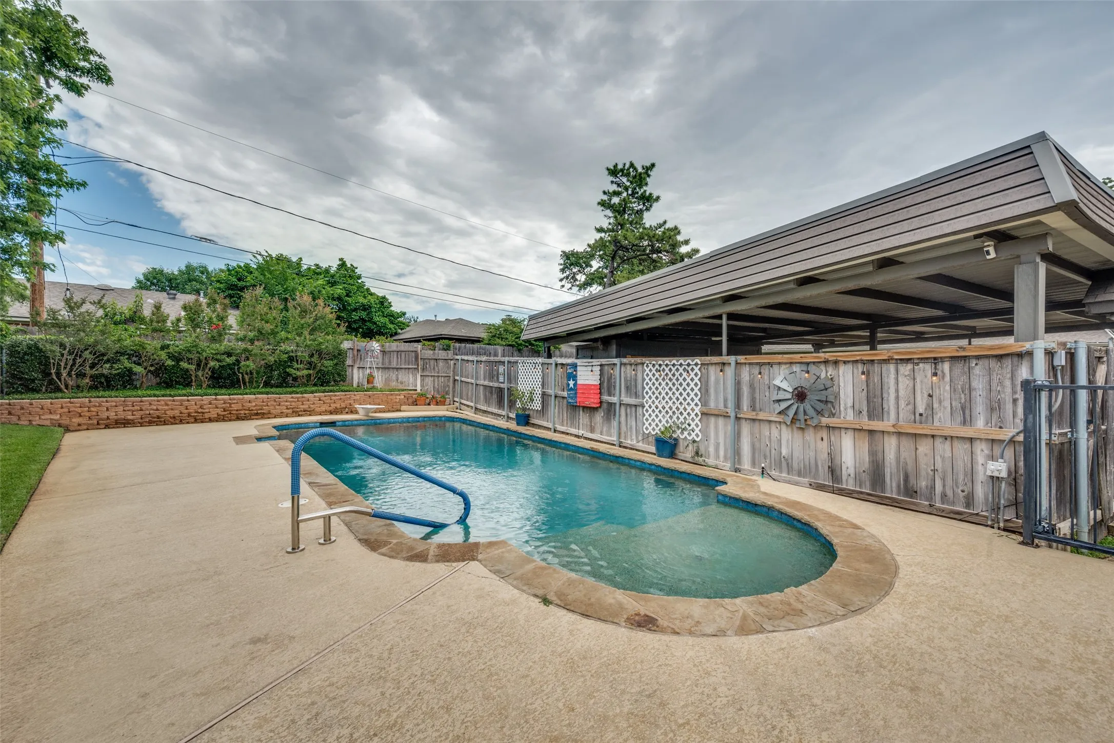 Single Family Residence For Sale in Tarrant County , 5725 Trails Edge Court, Arlington, Texas 76017, 4 Bedroom, 3 Bathroom, Garage spaces, 2,929 Sqft, built in 1978, mls#21401750, Real Estate Agent in Arlington, Homes For Sale in Tarrant county, Homes For Sale in Arlington, Realtor in Arlington Texas, Real Estate Brokerage Independent Realty Texas, Luminita Cordes Realtor