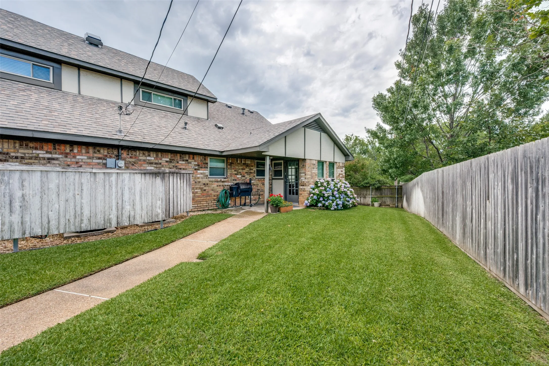 Single Family Residence For Sale in Tarrant County , 5725 Trails Edge Court, Arlington, Texas 76017, 4 Bedroom, 3 Bathroom, Garage spaces, 2,929 Sqft, built in 1978, mls#21401750, Real Estate Agent in Arlington, Homes For Sale in Tarrant county, Homes For Sale in Arlington, Realtor in Arlington Texas, Real Estate Brokerage Independent Realty Texas, Luminita Cordes Realtor