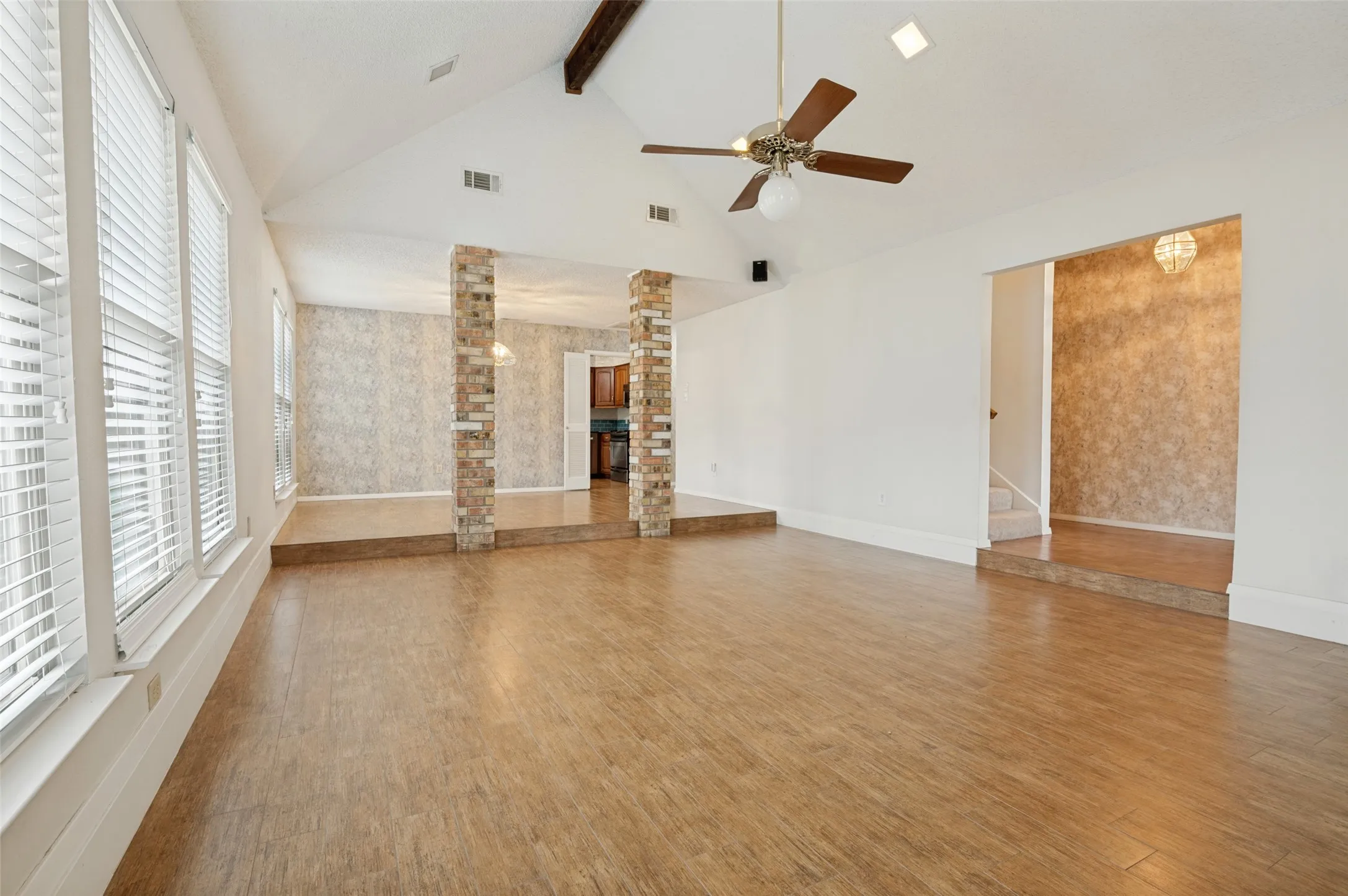 Single Family Residence For Sale in Tarrant County , 5725 Trails Edge Court, Arlington, Texas 76017, 4 Bedroom, 3 Bathroom, Garage spaces, 2,929 Sqft, built in 1978, mls#21401750, Real Estate Agent in Arlington, Homes For Sale in Tarrant county, Homes For Sale in Arlington, Realtor in Arlington Texas, Real Estate Brokerage Independent Realty Texas, Luminita Cordes Realtor