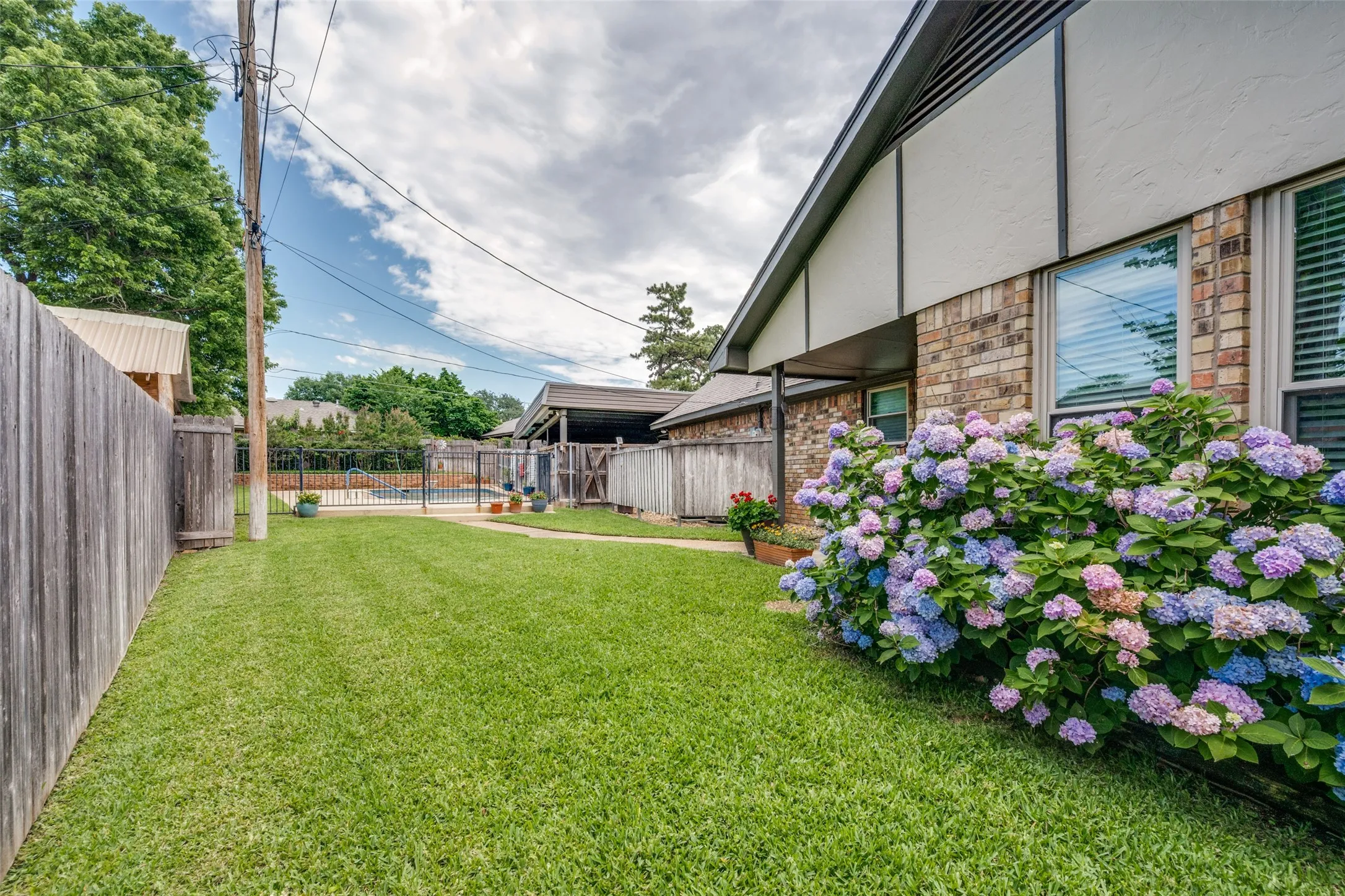Single Family Residence For Sale in Tarrant County , 5725 Trails Edge Court, Arlington, Texas 76017, 4 Bedroom, 3 Bathroom, Garage spaces, 2,929 Sqft, built in 1978, mls#21401750, Real Estate Agent in Arlington, Homes For Sale in Tarrant county, Homes For Sale in Arlington, Realtor in Arlington Texas, Real Estate Brokerage Independent Realty Texas, Luminita Cordes Realtor