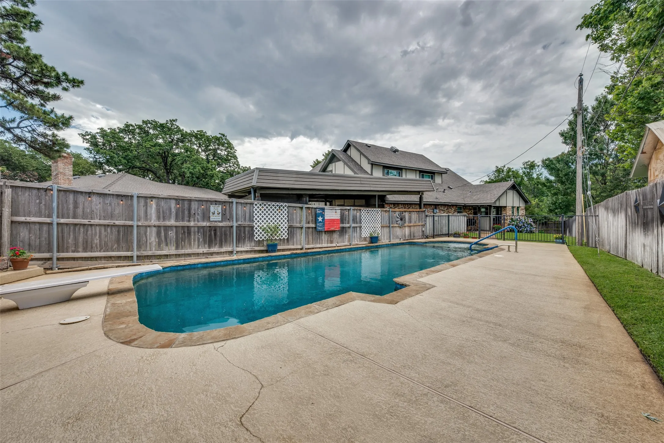 Single Family Residence For Sale in Tarrant County , 5725 Trails Edge Court, Arlington, Texas 76017, 4 Bedroom, 3 Bathroom, Garage spaces, 2,929 Sqft, built in 1978, mls#21401750, Real Estate Agent in Arlington, Homes For Sale in Tarrant county, Homes For Sale in Arlington, Realtor in Arlington Texas, Real Estate Brokerage Independent Realty Texas, Luminita Cordes Realtor