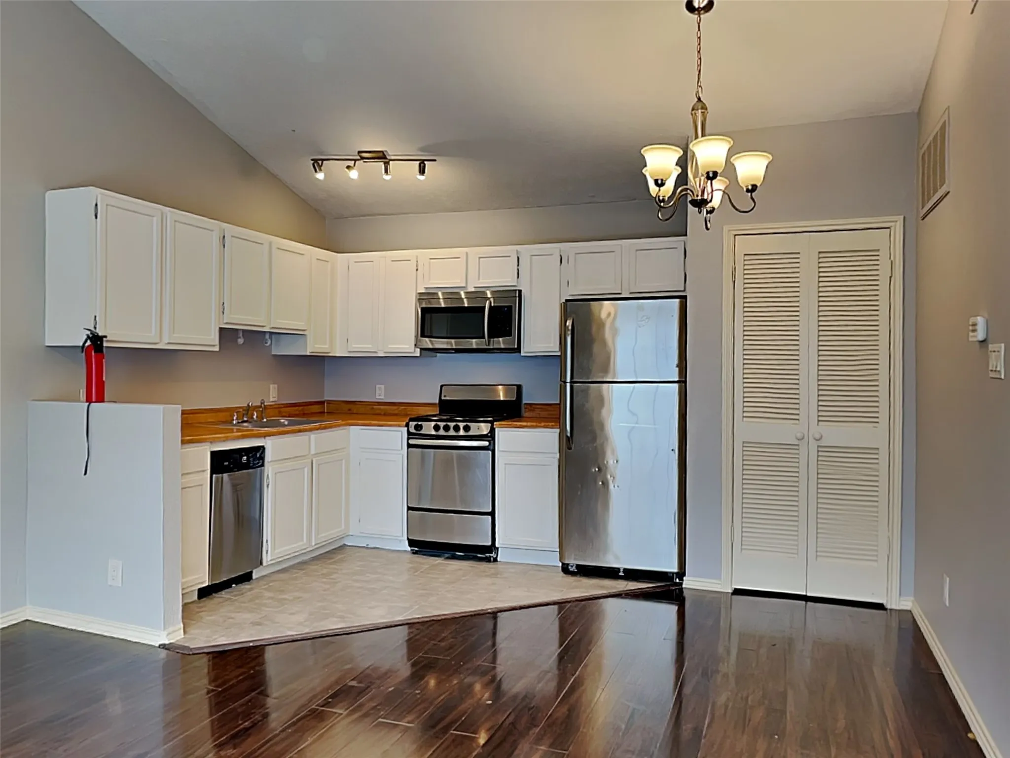 Condominium For Rent in Dallas County , 6108 Abrams 323, Dallas, Texas 75231, 1 Bedroom, 1 Bathroom, Garage spaces, 500 Sqft, built in 2005, mls#21401894, Real Estate Agent in Dallas, Homes For Rent in Dallas county, Homes For Rent in Dallas, Realtor in Dallas Texas, Real Estate Brokerage Independent Realty Texas, Luminita Cordes Realtor