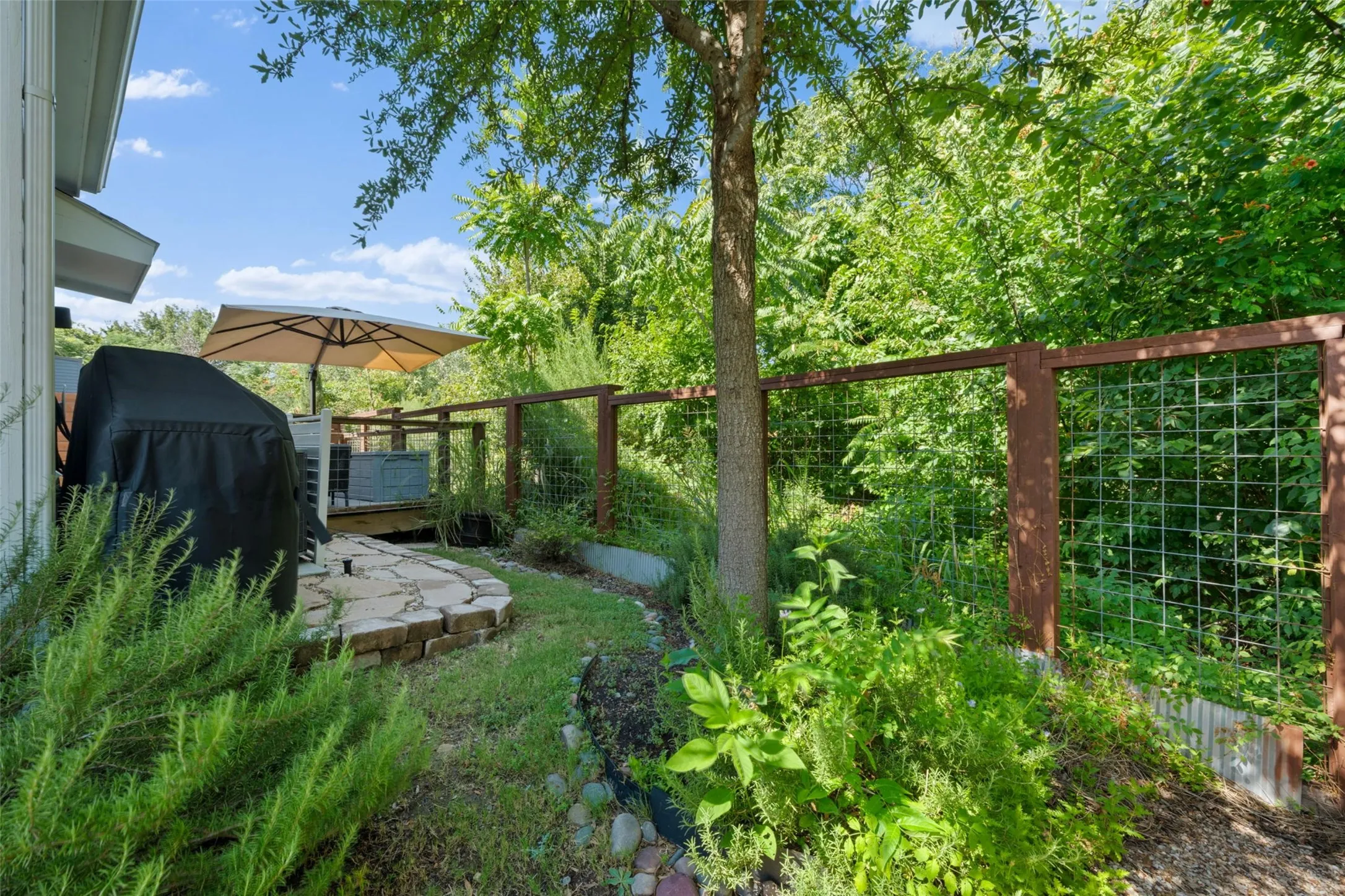Single Family Residence For Sale in Dallas County , 1269 Clifftop Lane, Dallas, Texas 75208, 3 Bedroom, 3 Bathroom, 1 Garage spaces, 1,554 Sqft, built in 2020, mls#21398895, Real Estate Agent in Dallas, Homes For Sale in Dallas county, Homes For Sale in Dallas, Realtor in Dallas Texas, Real Estate Brokerage Independent Realty Texas, Luminita Cordes Realtor