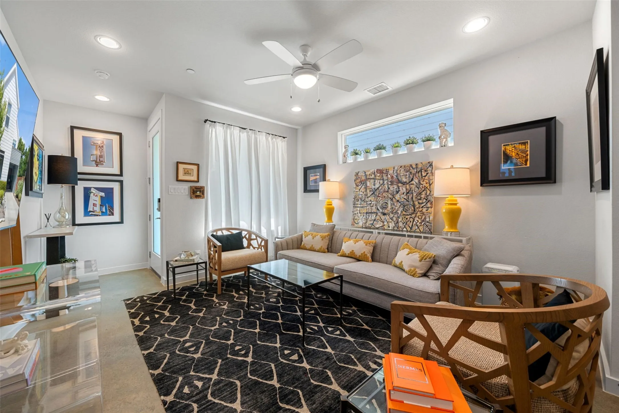Single Family Residence For Sale in Dallas County , 1269 Clifftop Lane, Dallas, Texas 75208, 3 Bedroom, 3 Bathroom, 1 Garage spaces, 1,554 Sqft, built in 2020, mls#21398895, Real Estate Agent in Dallas, Homes For Sale in Dallas county, Homes For Sale in Dallas, Realtor in Dallas Texas, Real Estate Brokerage Independent Realty Texas, Luminita Cordes Realtor