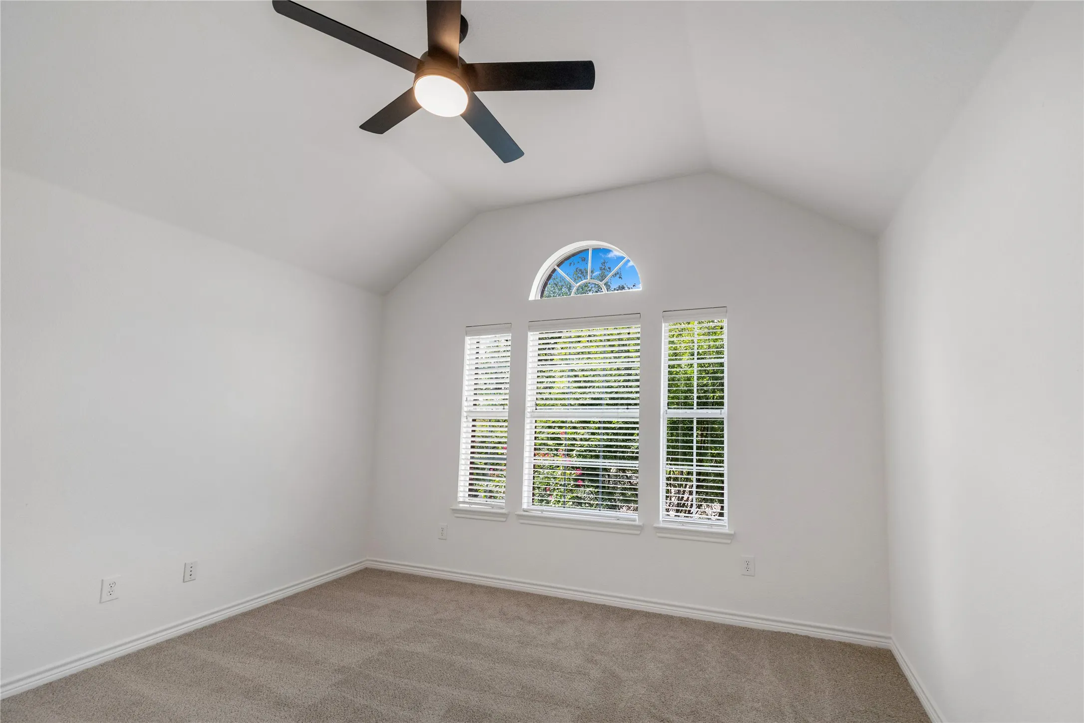 Single Family Residence For Sale in Tarrant County , 5317 Begonia Court, Fort Worth, Texas 76244, 5 Bedroom, 4 Bathroom, 2 Garage spaces, 3,100 Sqft, built in 2001, mls#21397664, Real Estate Agent in Fort Worth, Homes For Sale in Tarrant county, Homes For Sale in Fort Worth, Realtor in Fort Worth Texas, Real Estate Brokerage Independent Realty Texas, Luminita Cordes Realtor