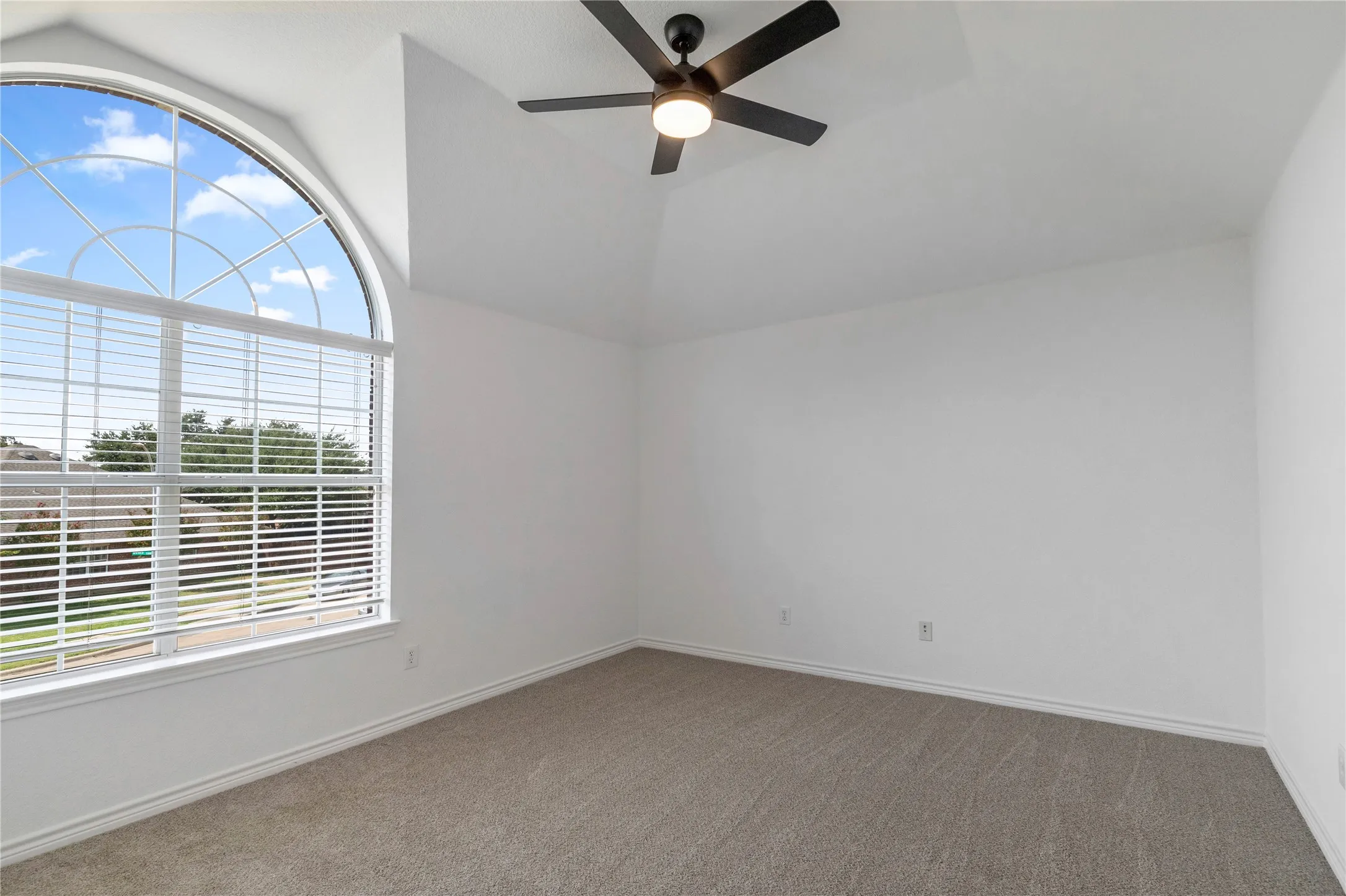 Single Family Residence For Sale in Tarrant County , 5317 Begonia Court, Fort Worth, Texas 76244, 5 Bedroom, 4 Bathroom, 2 Garage spaces, 3,100 Sqft, built in 2001, mls#21397664, Real Estate Agent in Fort Worth, Homes For Sale in Tarrant county, Homes For Sale in Fort Worth, Realtor in Fort Worth Texas, Real Estate Brokerage Independent Realty Texas, Luminita Cordes Realtor