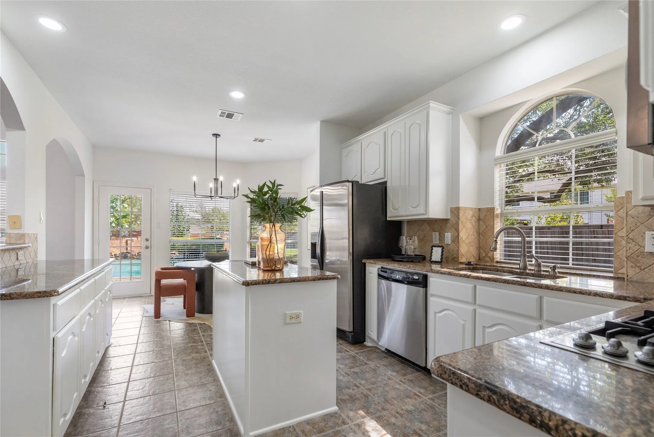 Single Family Residence For Sale in Tarrant County , 5317 Begonia Court, Fort Worth, Texas 76244, 5 Bedroom, 4 Bathroom, 2 Garage spaces, 3,100 Sqft, built in 2001, mls#21397664, Real Estate Agent in Fort Worth, Homes For Sale in Tarrant county, Homes For Sale in Fort Worth, Realtor in Fort Worth Texas, Real Estate Brokerage Independent Realty Texas, Luminita Cordes Realtor