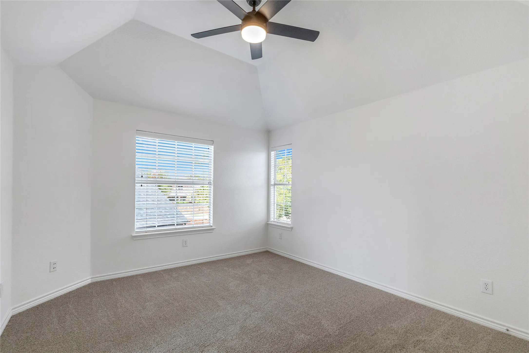 Single Family Residence For Sale in Tarrant County , 5317 Begonia Court, Fort Worth, Texas 76244, 5 Bedroom, 4 Bathroom, 2 Garage spaces, 3,100 Sqft, built in 2001, mls#21397664, Real Estate Agent in Fort Worth, Homes For Sale in Tarrant county, Homes For Sale in Fort Worth, Realtor in Fort Worth Texas, Real Estate Brokerage Independent Realty Texas, Luminita Cordes Realtor