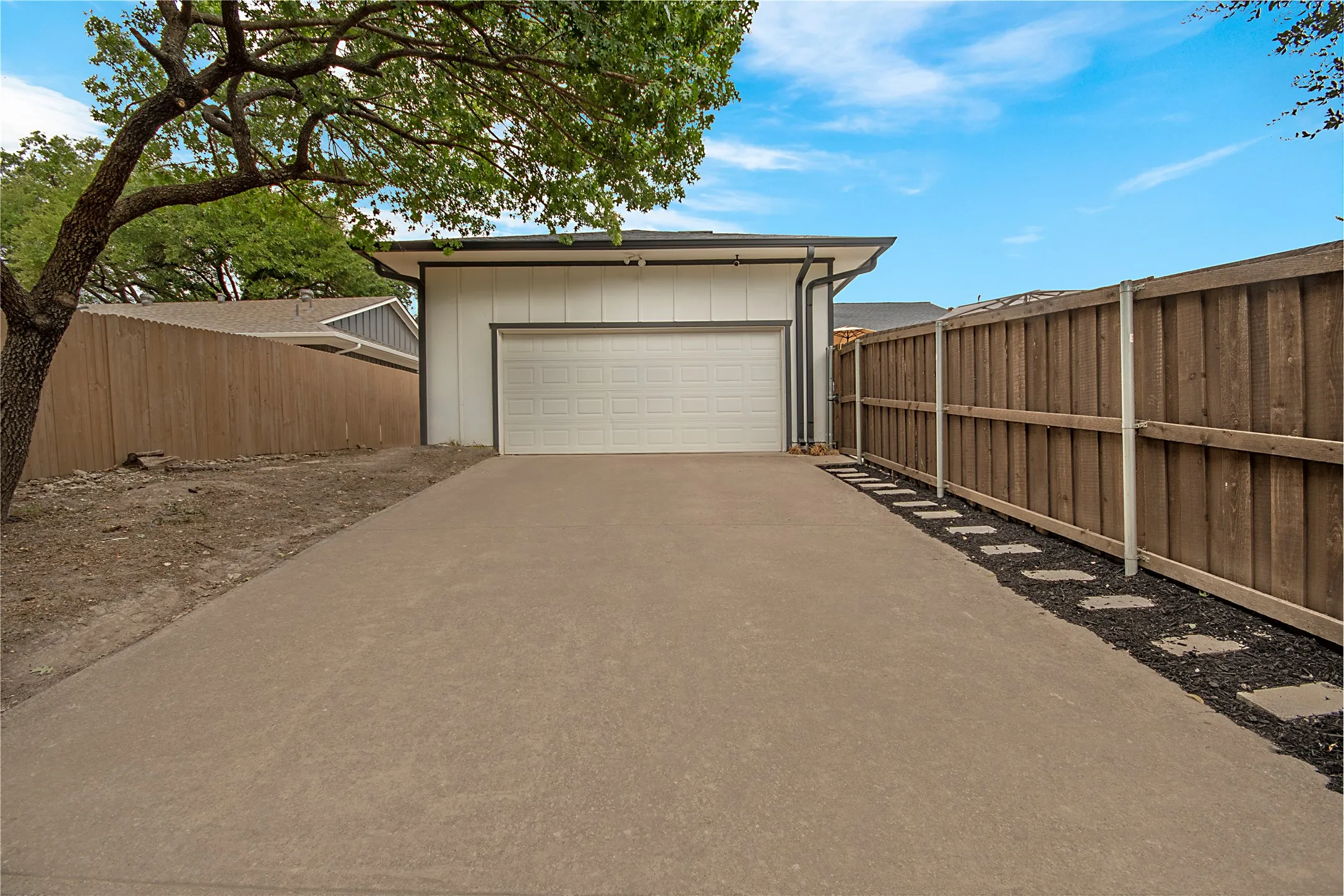 Single Family Residence For Sale in Dallas County , 9114 Westglen Drive, Dallas, Texas 75228, 3 Bedroom, 3 Bathroom, 2 Garage spaces, 1,947 Sqft, built in 1961, mls#21398690, Real Estate Agent in Dallas, Homes For Sale in Dallas county, Homes For Sale in Dallas, Realtor in Dallas Texas, Real Estate Brokerage Independent Realty Texas, Luminita Cordes Realtor