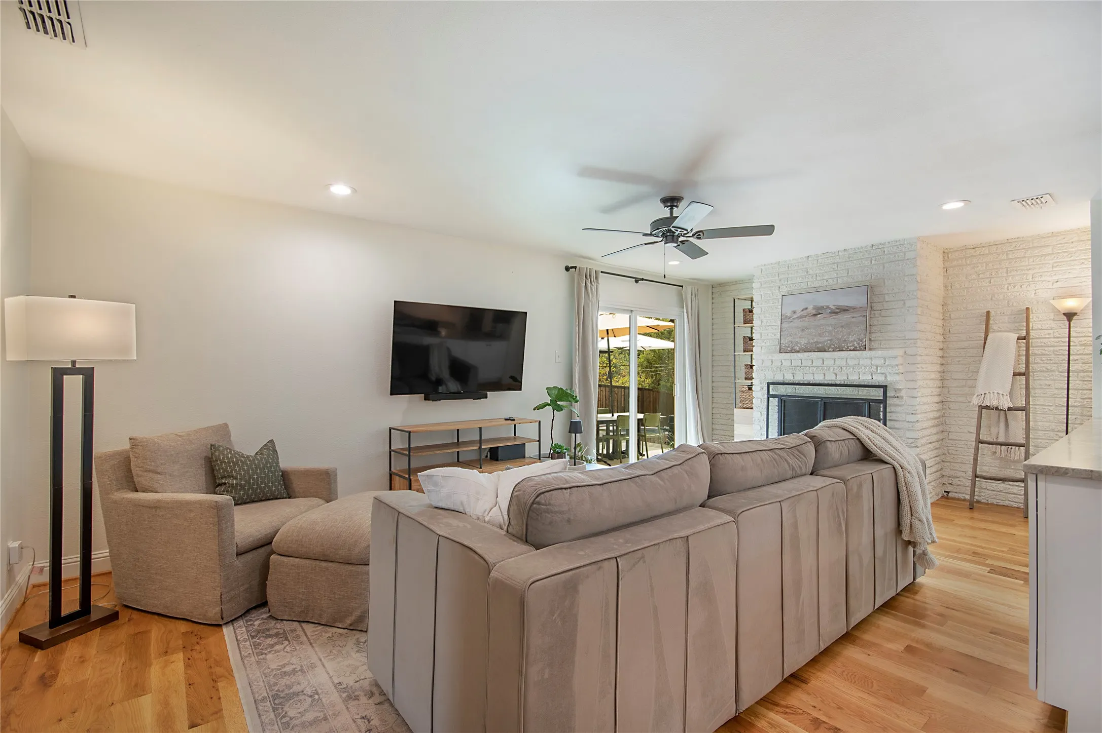Single Family Residence For Sale in Dallas County , 9114 Westglen Drive, Dallas, Texas 75228, 3 Bedroom, 3 Bathroom, 2 Garage spaces, 1,947 Sqft, built in 1961, mls#21398690, Real Estate Agent in Dallas, Homes For Sale in Dallas county, Homes For Sale in Dallas, Realtor in Dallas Texas, Real Estate Brokerage Independent Realty Texas, Luminita Cordes Realtor