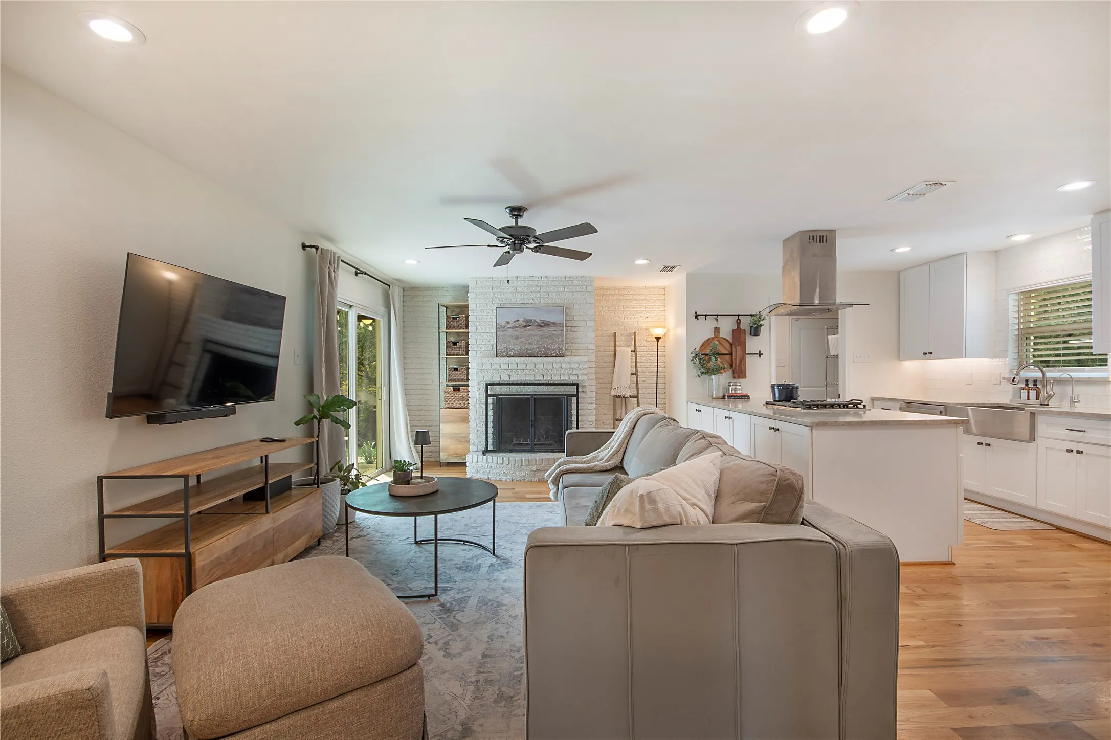 Single Family Residence For Sale in Dallas County , 9114 Westglen Drive, Dallas, Texas 75228, 3 Bedroom, 3 Bathroom, 2 Garage spaces, 1,947 Sqft, built in 1961, mls#21398690, Real Estate Agent in Dallas, Homes For Sale in Dallas county, Homes For Sale in Dallas, Realtor in Dallas Texas, Real Estate Brokerage Independent Realty Texas, Luminita Cordes Realtor