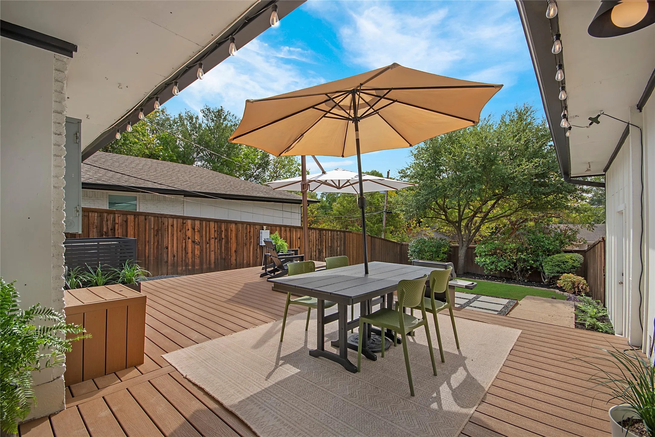 Single Family Residence For Sale in Dallas County , 9114 Westglen Drive, Dallas, Texas 75228, 3 Bedroom, 3 Bathroom, 2 Garage spaces, 1,947 Sqft, built in 1961, mls#21398690, Real Estate Agent in Dallas, Homes For Sale in Dallas county, Homes For Sale in Dallas, Realtor in Dallas Texas, Real Estate Brokerage Independent Realty Texas, Luminita Cordes Realtor