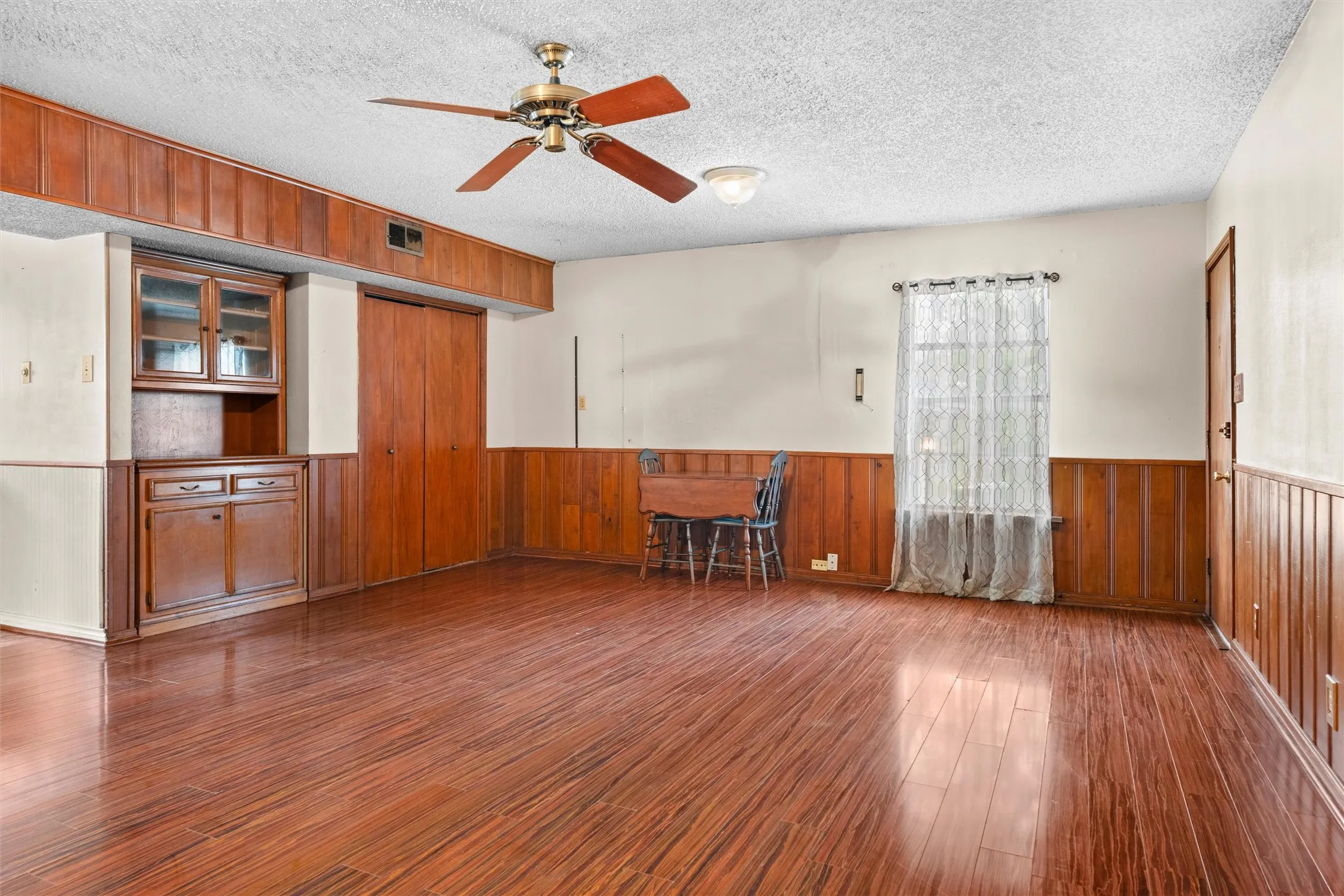 Single Family Residence For Sale in Tarrant County , 101 W Park Row Drive, Arlington, Texas 76010, 3 Bedroom, 2 Bathroom, 2 Garage spaces, 1,922 Sqft, built in 1947, mls#21401921, Real Estate Agent in Arlington, Homes For Sale in Tarrant county, Homes For Sale in Arlington, Realtor in Arlington Texas, Real Estate Brokerage Independent Realty Texas, Luminita Cordes Realtor