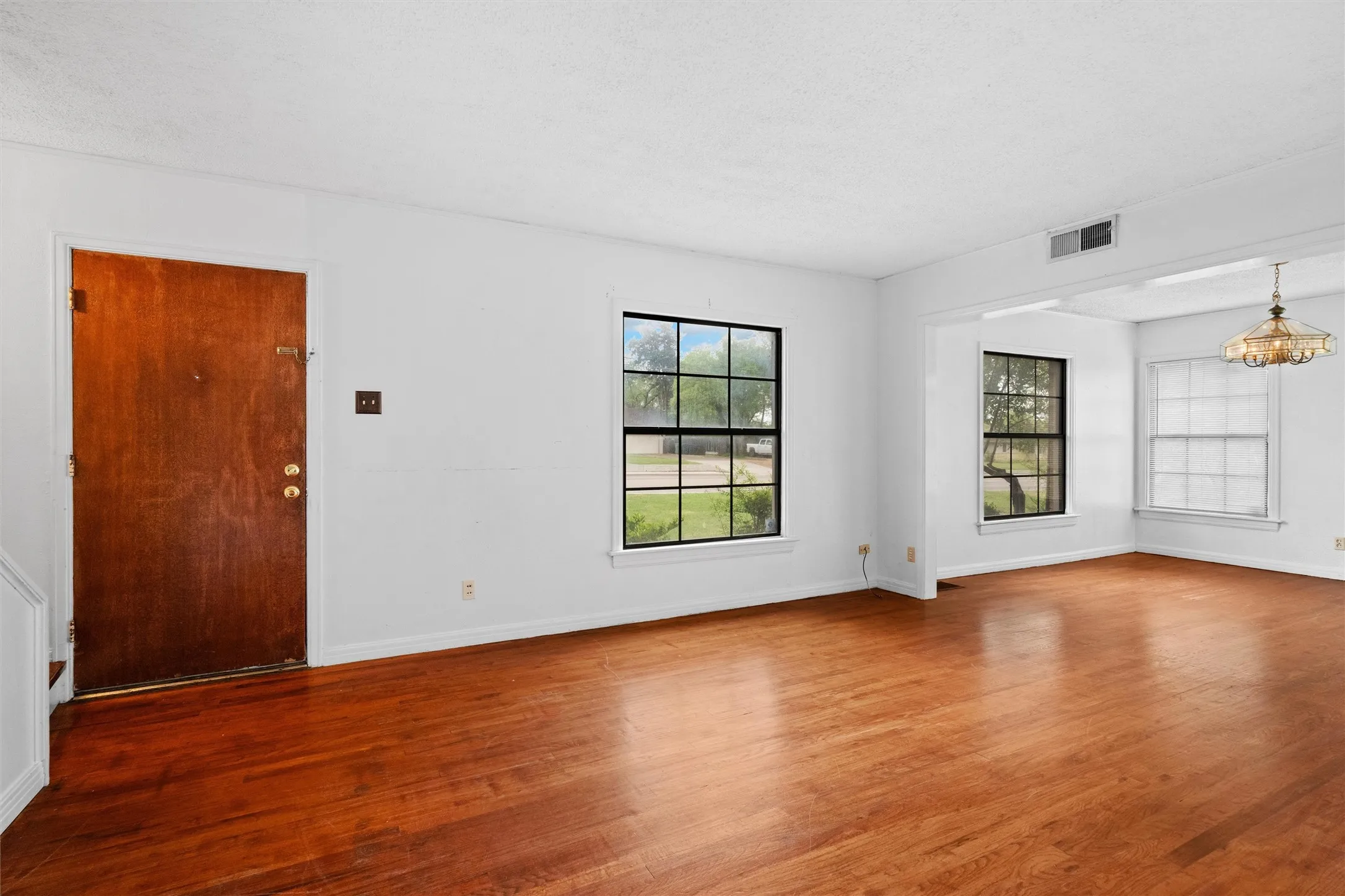 Single Family Residence For Sale in Tarrant County , 101 W Park Row Drive, Arlington, Texas 76010, 3 Bedroom, 2 Bathroom, 2 Garage spaces, 1,922 Sqft, built in 1947, mls#21401921, Real Estate Agent in Arlington, Homes For Sale in Tarrant county, Homes For Sale in Arlington, Realtor in Arlington Texas, Real Estate Brokerage Independent Realty Texas, Luminita Cordes Realtor