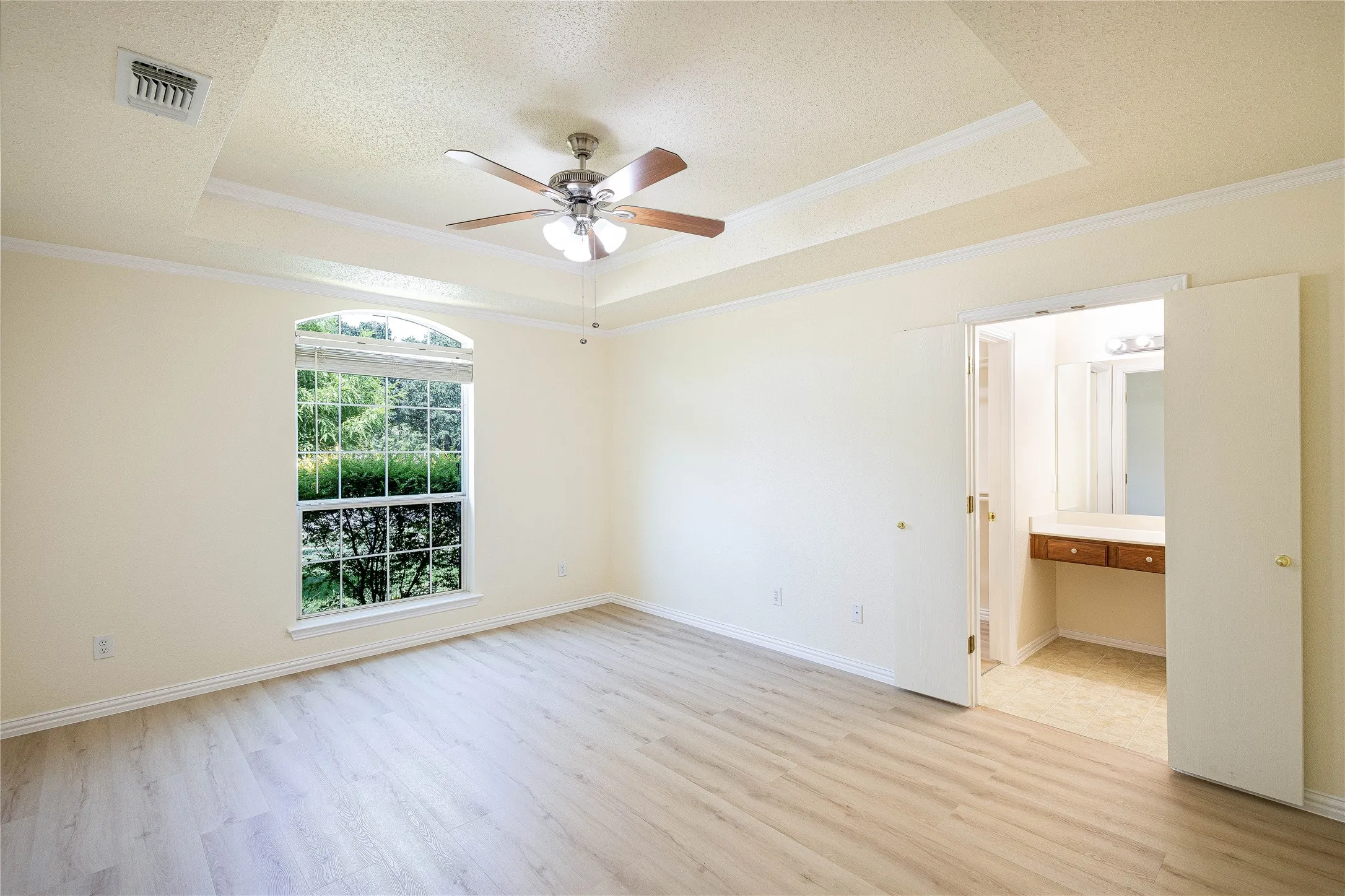 Single Family Residence For Sale in Tarrant County , 1304 W Mitchell Street, Arlington, Texas 76013, 4 Bedroom, 2 Bathroom, 2 Garage spaces, 1,648 Sqft, built in 2003, mls#21401925, Real Estate Agent in Arlington, Homes For Sale in Tarrant county, Homes For Sale in Arlington, Realtor in Arlington Texas, Real Estate Brokerage Independent Realty Texas, Luminita Cordes Realtor