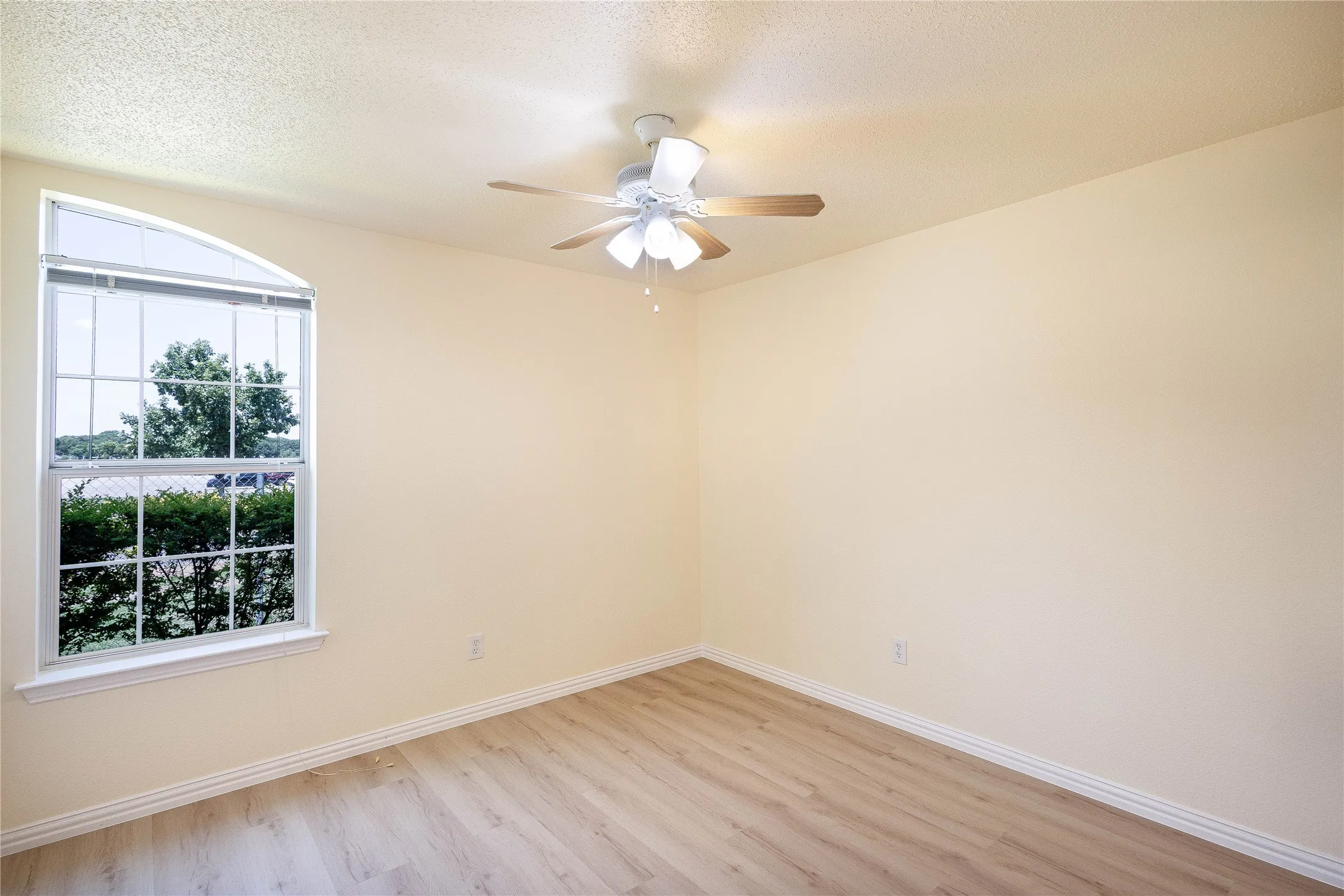 Single Family Residence For Sale in Tarrant County , 1304 W Mitchell Street, Arlington, Texas 76013, 4 Bedroom, 2 Bathroom, 2 Garage spaces, 1,648 Sqft, built in 2003, mls#21401925, Real Estate Agent in Arlington, Homes For Sale in Tarrant county, Homes For Sale in Arlington, Realtor in Arlington Texas, Real Estate Brokerage Independent Realty Texas, Luminita Cordes Realtor