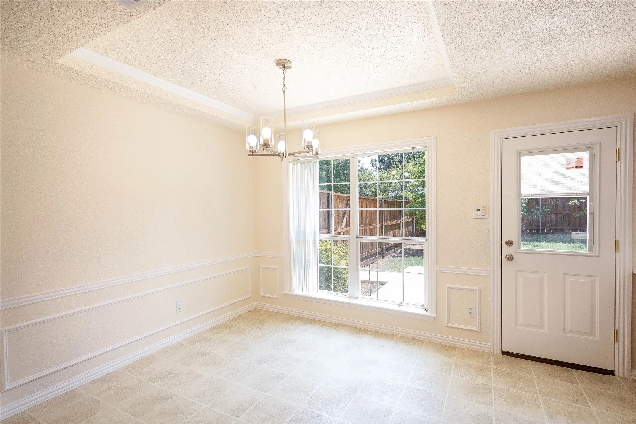 Single Family Residence For Sale in Tarrant County , 1304 W Mitchell Street, Arlington, Texas 76013, 4 Bedroom, 2 Bathroom, 2 Garage spaces, 1,648 Sqft, built in 2003, mls#21401925, Real Estate Agent in Arlington, Homes For Sale in Tarrant county, Homes For Sale in Arlington, Realtor in Arlington Texas, Real Estate Brokerage Independent Realty Texas, Luminita Cordes Realtor